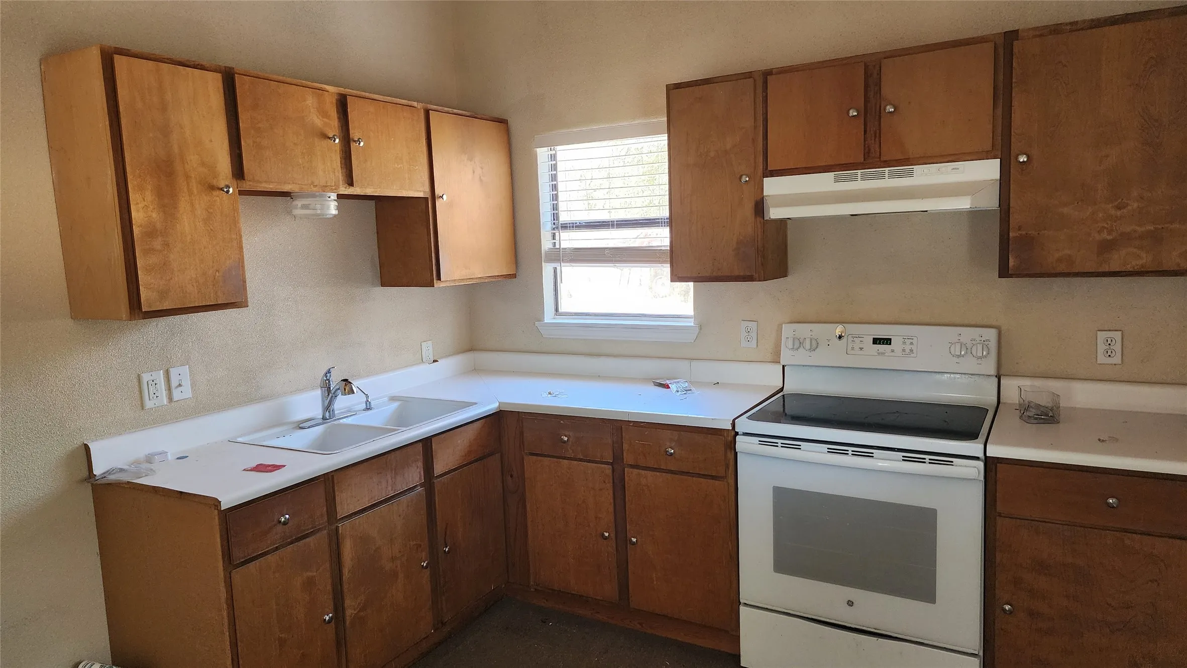 Duplex For Sale in Eastland County , 301 W Patterson Street W 2, Eastland, Texas 76448, 3 Bedroom, 3 Bathroom, Garage spaces, 0 Sqft, built in 1920, Preowned, mls#21240005, Real Estate Agent in Eastland, Homes For Sale in Eastland county, Homes For Sale in Eastland, Realtor in Eastland Texas, Real Estate Brokerage Independent Realty Texas, Luminita Cordes Realtor