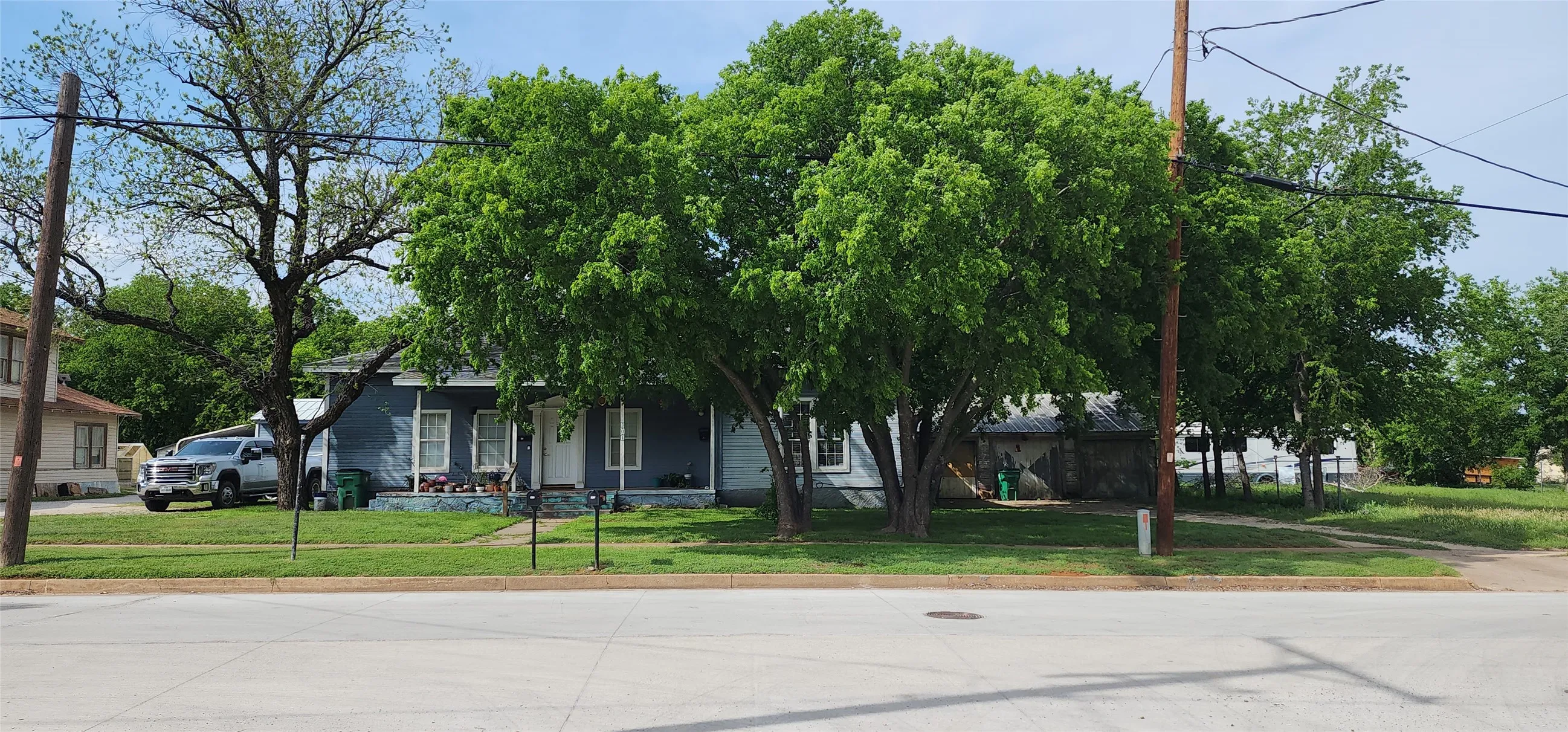 Duplex For Sale in Eastland County , 301 W Patterson Street W 2, Eastland, Texas 76448, 3 Bedroom, 3 Bathroom, Garage spaces, 0 Sqft, built in 1920, Preowned, mls#21240005, Real Estate Agent in Eastland, Homes For Sale in Eastland county, Homes For Sale in Eastland, Realtor in Eastland Texas, Real Estate Brokerage Independent Realty Texas, Luminita Cordes Realtor