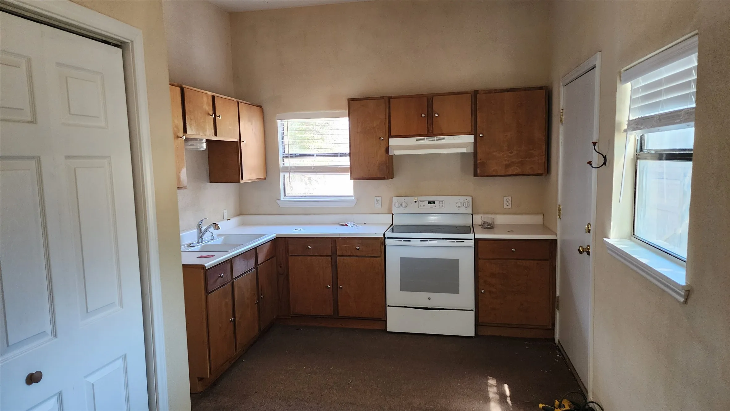 Duplex For Sale in Eastland County , 301 W Patterson Street W 2, Eastland, Texas 76448, 3 Bedroom, 3 Bathroom, Garage spaces, 0 Sqft, built in 1920, Preowned, mls#21240005, Real Estate Agent in Eastland, Homes For Sale in Eastland county, Homes For Sale in Eastland, Realtor in Eastland Texas, Real Estate Brokerage Independent Realty Texas, Luminita Cordes Realtor