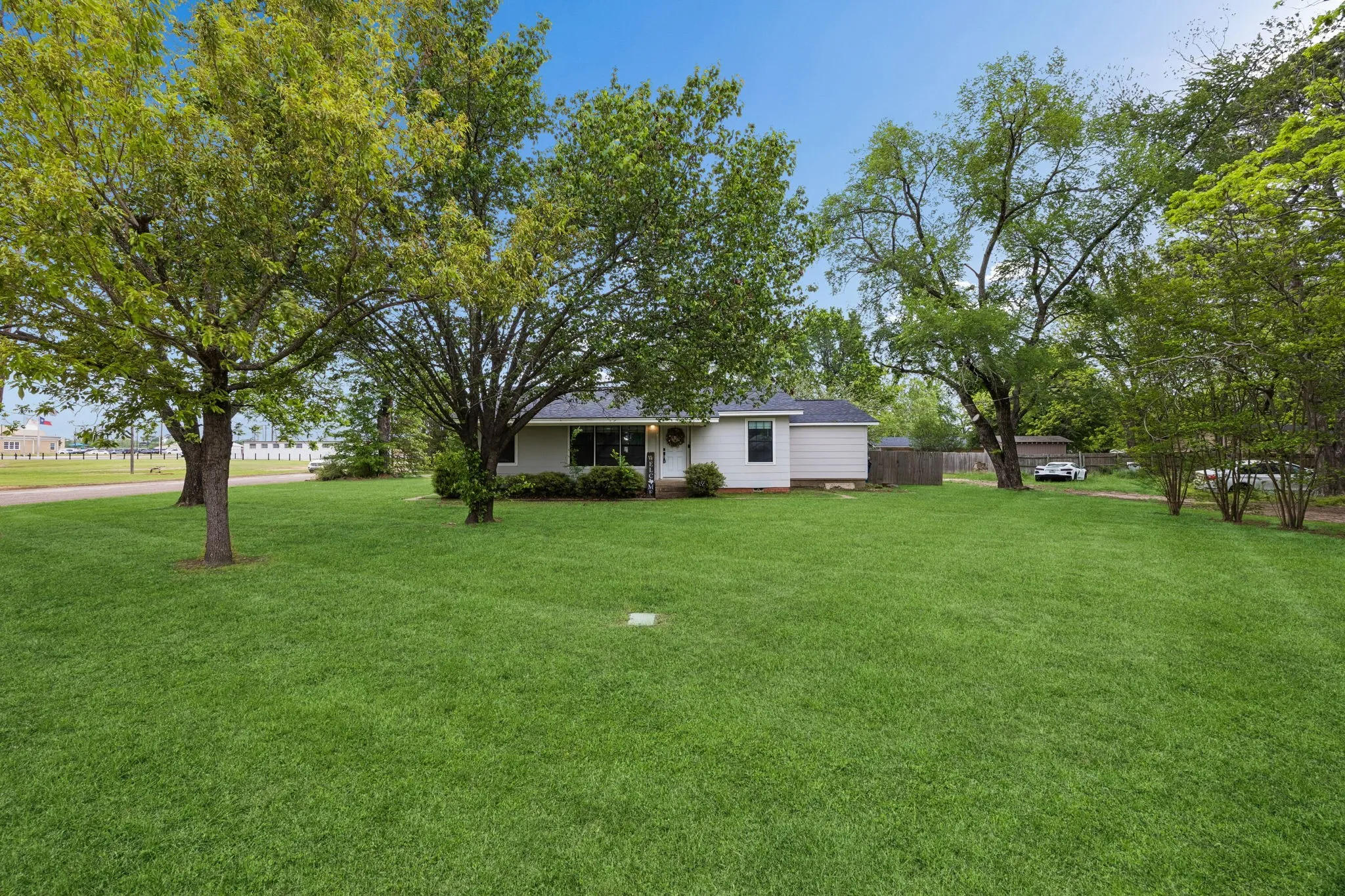 Single Family Residence For Sale in Van Zandt County , 597 E Main Street, Van, Texas 75790, 3 Bedroom, 2 Bathroom, Garage spaces, 1,984 Sqft, built in 1959, Preowned, mls#21220861, Real Estate Agent in Van, Homes For Sale in Van Zandt county, Homes For Sale in Van, Realtor in Van Texas, Real Estate Brokerage Independent Realty Texas, Luminita Cordes Realtor