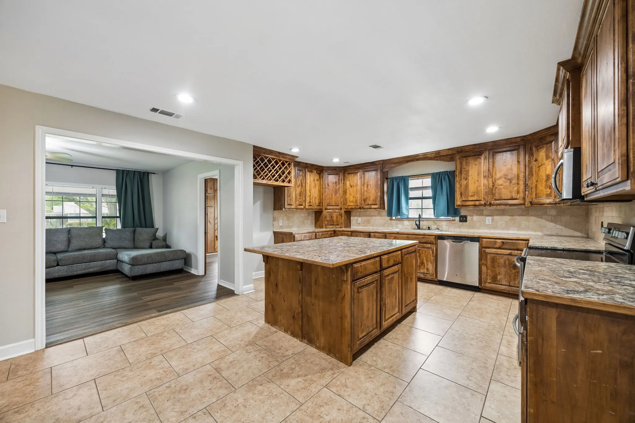 Single Family Residence For Sale in Van Zandt County , 597 E Main Street, Van, Texas 75790, 3 Bedroom, 2 Bathroom, Garage spaces, 1,984 Sqft, built in 1959, Preowned, mls#21220861, Real Estate Agent in Van, Homes For Sale in Van Zandt county, Homes For Sale in Van, Realtor in Van Texas, Real Estate Brokerage Independent Realty Texas, Luminita Cordes Realtor