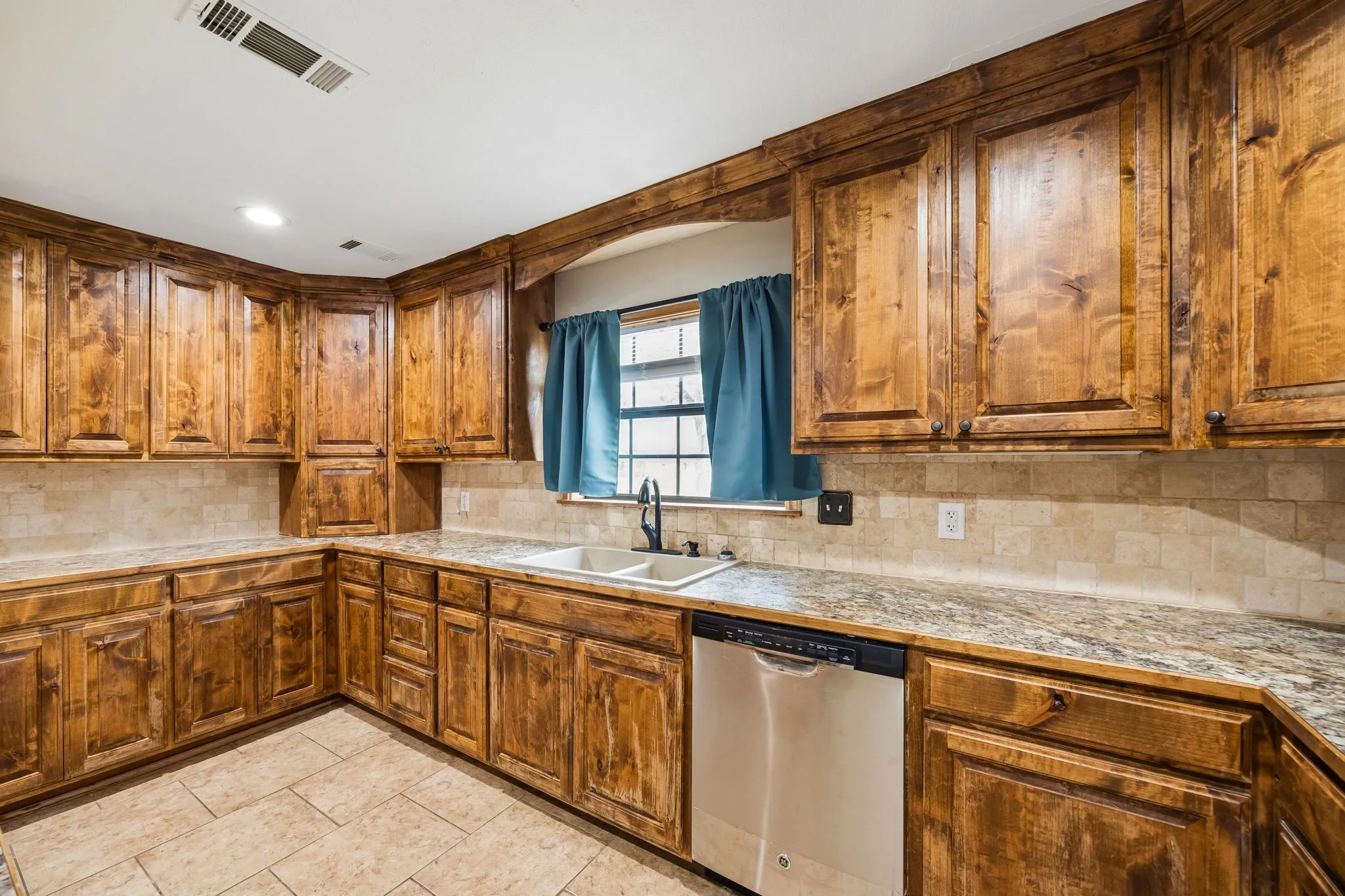 Single Family Residence For Sale in Van Zandt County , 597 E Main Street, Van, Texas 75790, 3 Bedroom, 2 Bathroom, Garage spaces, 1,984 Sqft, built in 1959, Preowned, mls#21220861, Real Estate Agent in Van, Homes For Sale in Van Zandt county, Homes For Sale in Van, Realtor in Van Texas, Real Estate Brokerage Independent Realty Texas, Luminita Cordes Realtor