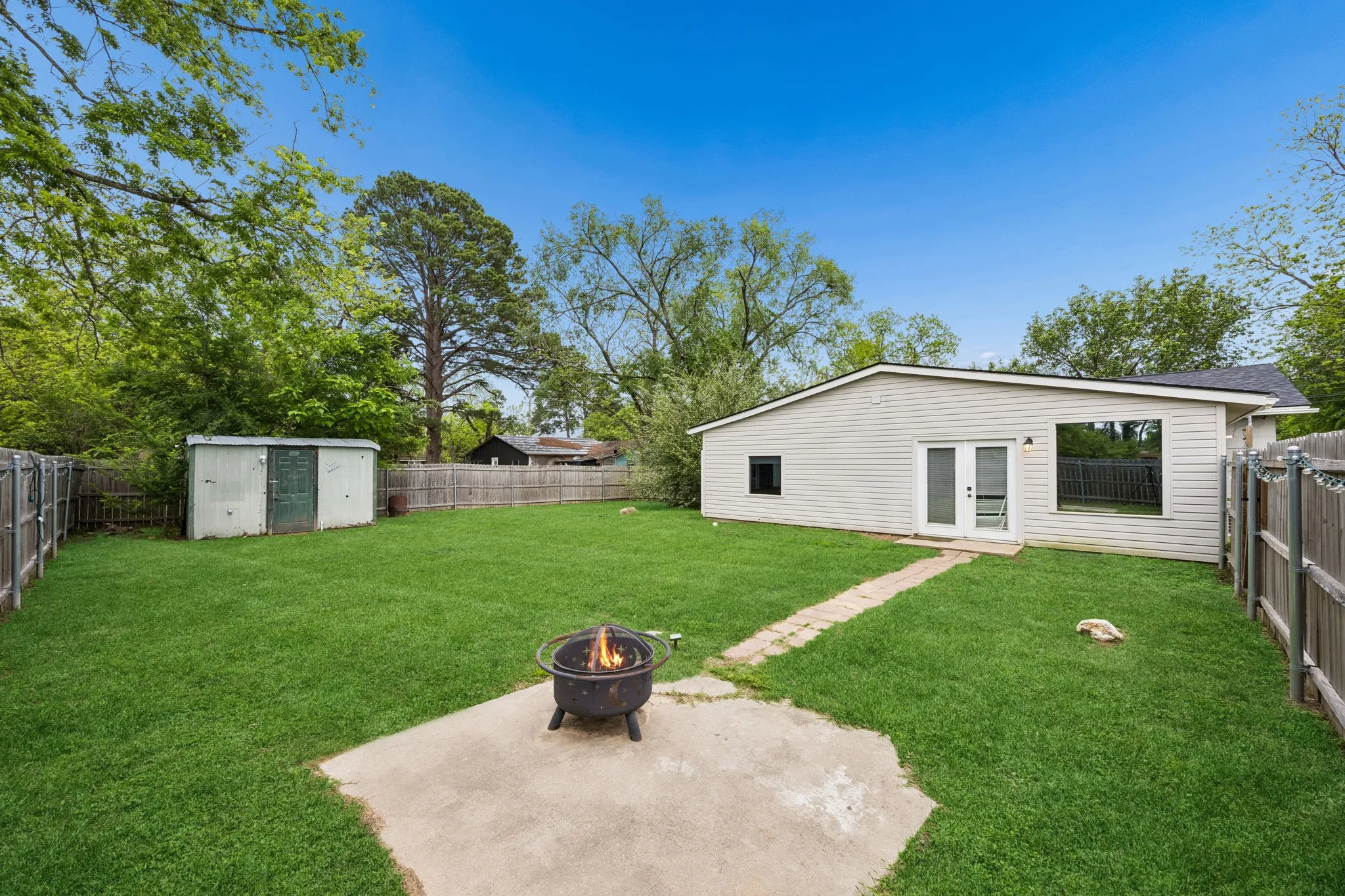Single Family Residence For Sale in Van Zandt County , 597 E Main Street, Van, Texas 75790, 3 Bedroom, 2 Bathroom, Garage spaces, 1,984 Sqft, built in 1959, Preowned, mls#21220861, Real Estate Agent in Van, Homes For Sale in Van Zandt county, Homes For Sale in Van, Realtor in Van Texas, Real Estate Brokerage Independent Realty Texas, Luminita Cordes Realtor