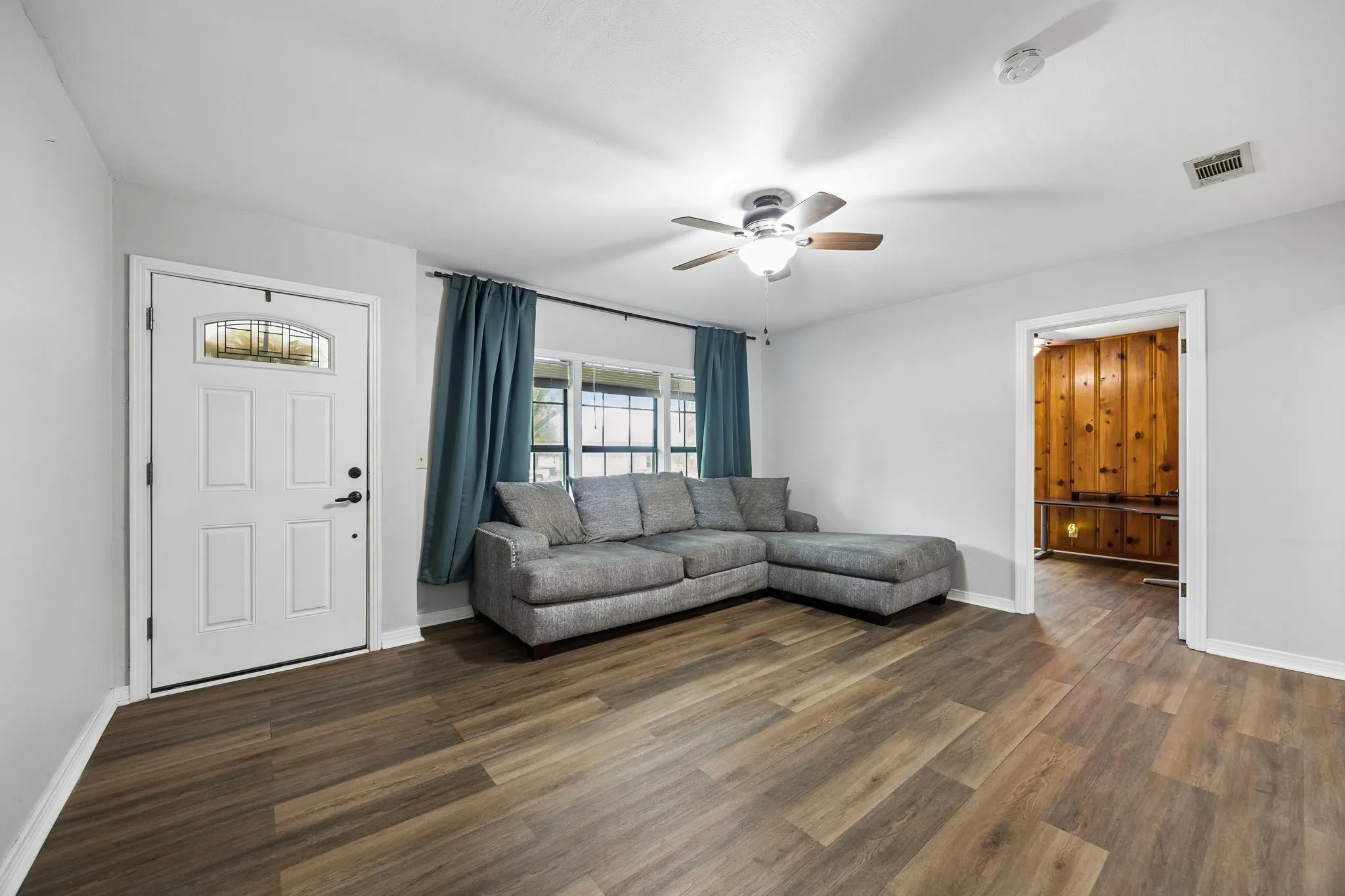 Single Family Residence For Sale in Van Zandt County , 597 E Main Street, Van, Texas 75790, 3 Bedroom, 2 Bathroom, Garage spaces, 1,984 Sqft, built in 1959, Preowned, mls#21220861, Real Estate Agent in Van, Homes For Sale in Van Zandt county, Homes For Sale in Van, Realtor in Van Texas, Real Estate Brokerage Independent Realty Texas, Luminita Cordes Realtor