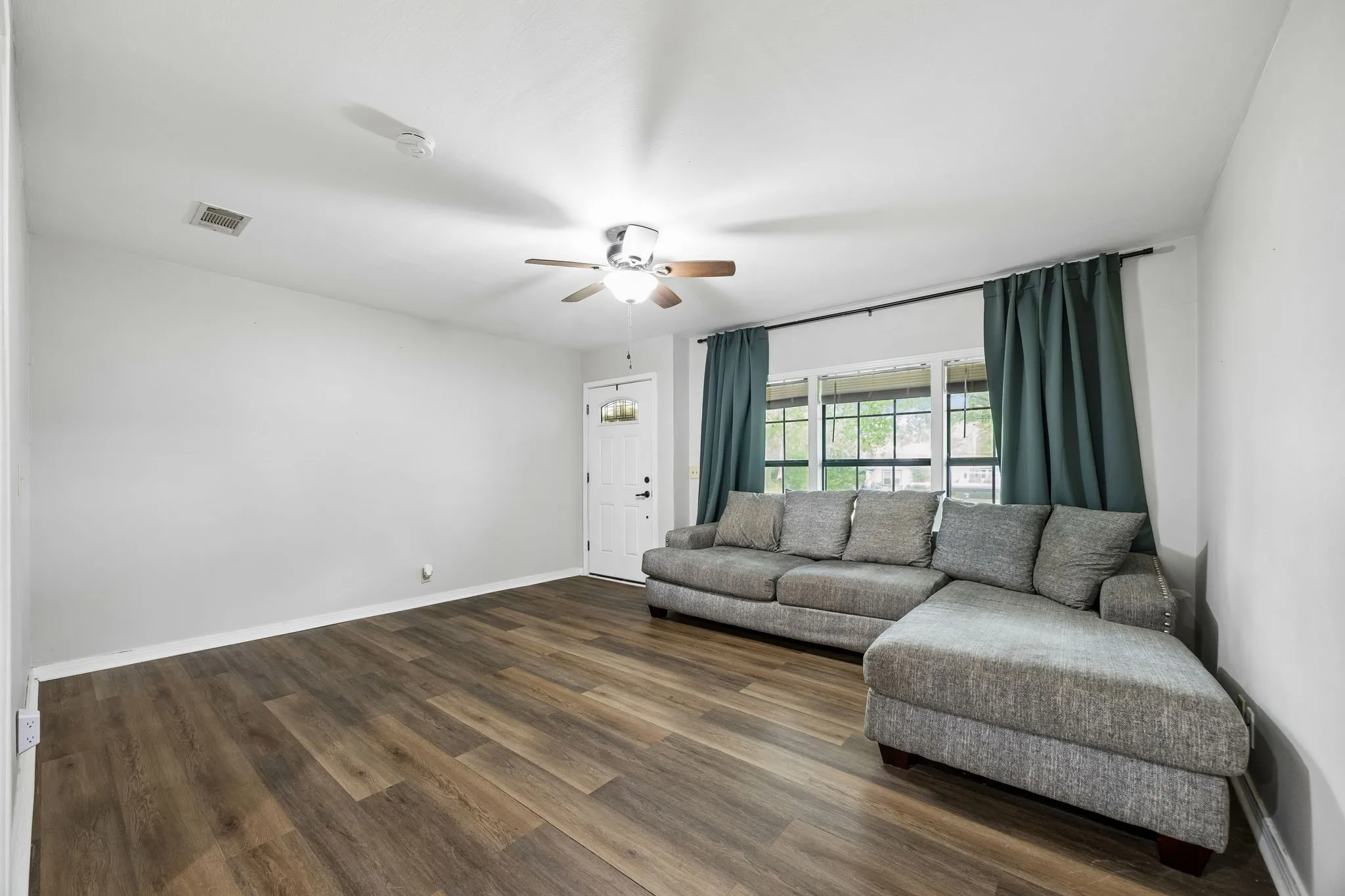 Single Family Residence For Sale in Van Zandt County , 597 E Main Street, Van, Texas 75790, 3 Bedroom, 2 Bathroom, Garage spaces, 1,984 Sqft, built in 1959, Preowned, mls#21220861, Real Estate Agent in Van, Homes For Sale in Van Zandt county, Homes For Sale in Van, Realtor in Van Texas, Real Estate Brokerage Independent Realty Texas, Luminita Cordes Realtor