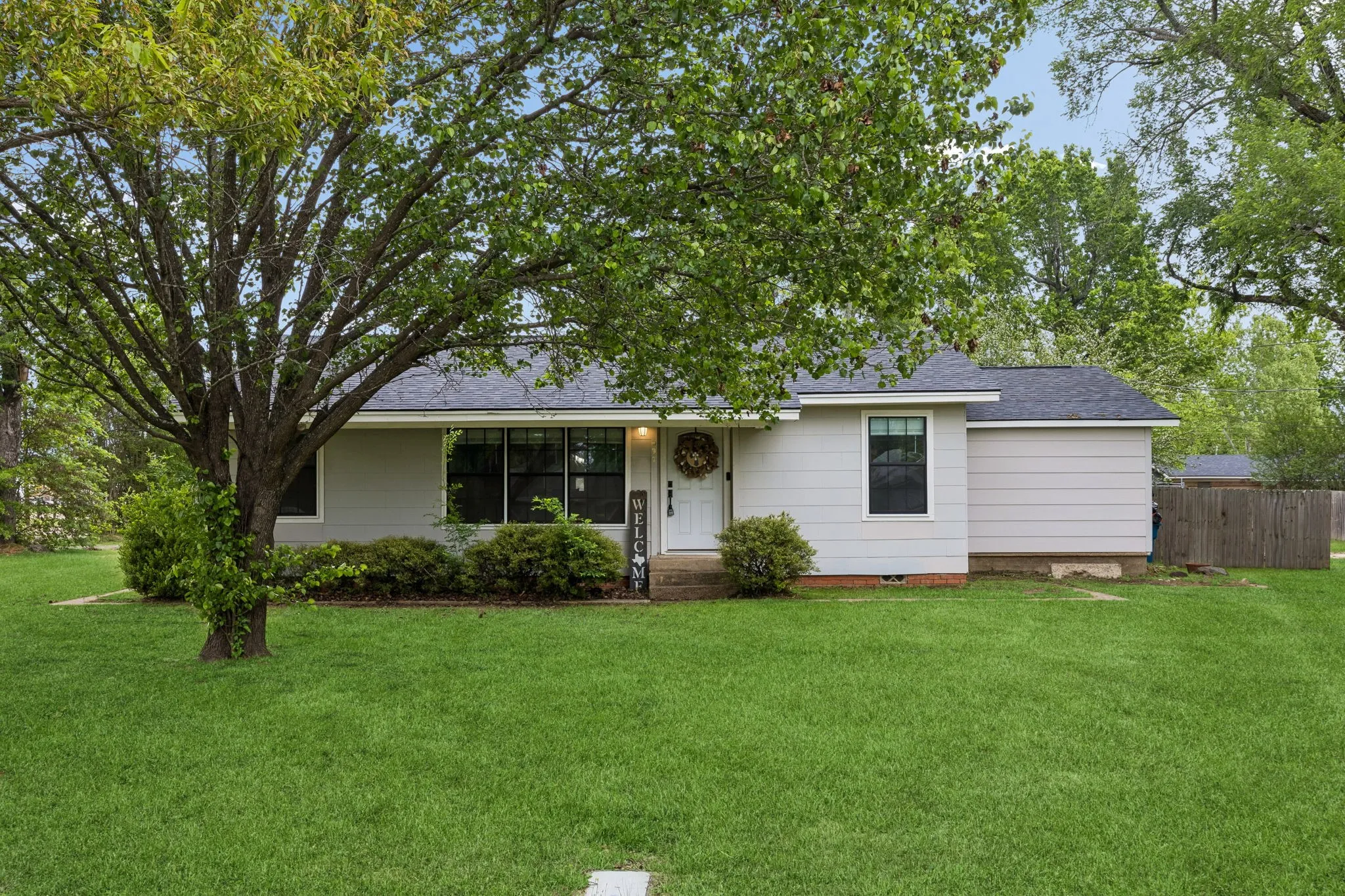 Single Family Residence For Sale in Van Zandt County , 597 E Main Street, Van, Texas 75790, 3 Bedroom, 2 Bathroom, Garage spaces, 1,984 Sqft, built in 1959, Preowned, mls#21220861, Real Estate Agent in Van, Homes For Sale in Van Zandt county, Homes For Sale in Van, Realtor in Van Texas, Real Estate Brokerage Independent Realty Texas, Luminita Cordes Realtor