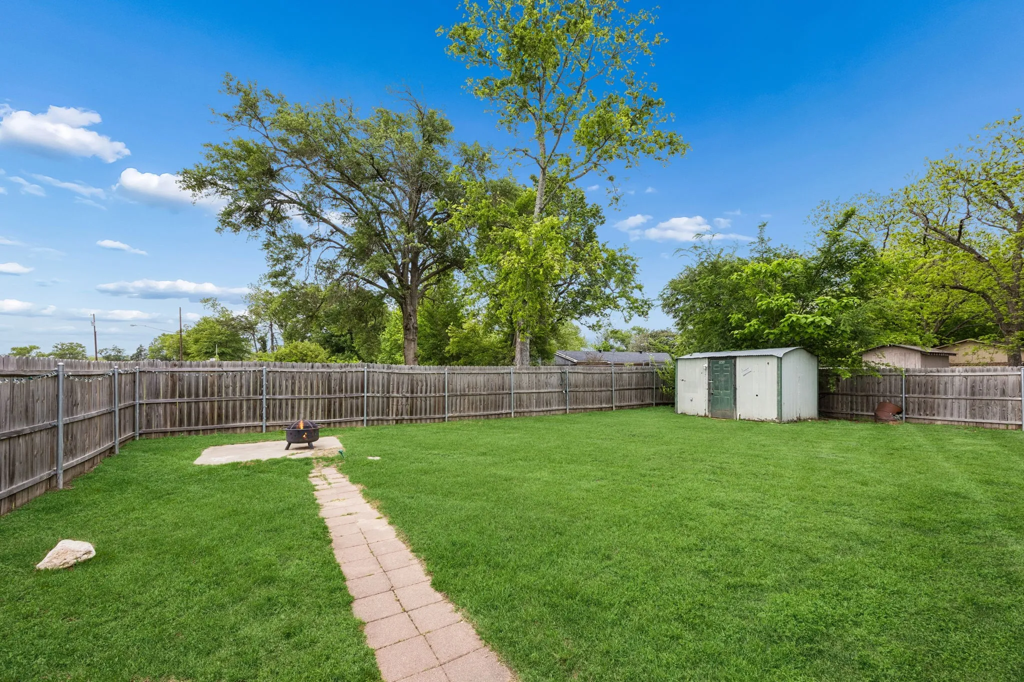Single Family Residence For Sale in Van Zandt County , 597 E Main Street, Van, Texas 75790, 3 Bedroom, 2 Bathroom, Garage spaces, 1,984 Sqft, built in 1959, Preowned, mls#21220861, Real Estate Agent in Van, Homes For Sale in Van Zandt county, Homes For Sale in Van, Realtor in Van Texas, Real Estate Brokerage Independent Realty Texas, Luminita Cordes Realtor