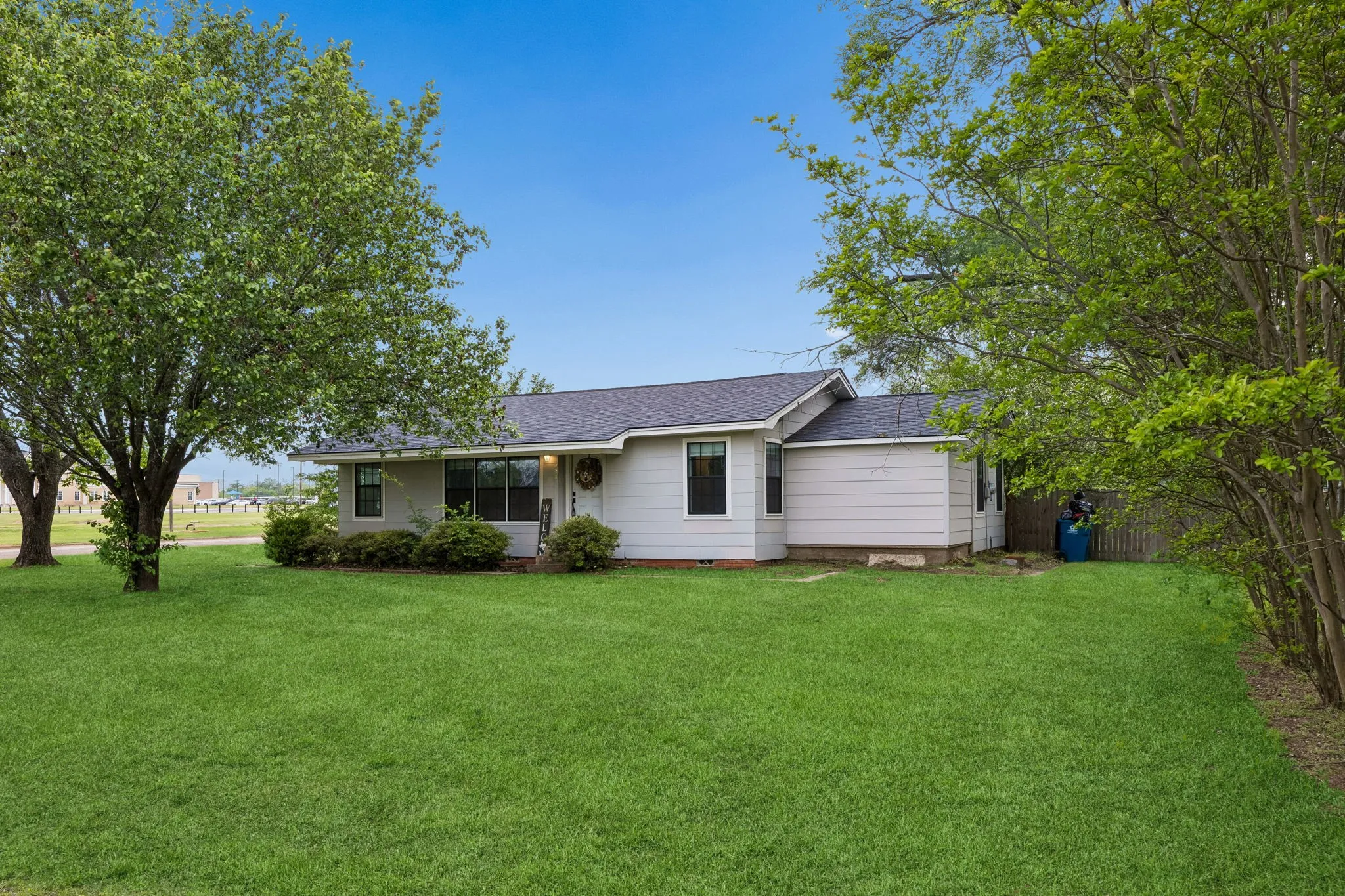 Single Family Residence For Sale in Van Zandt County , 597 E Main Street, Van, Texas 75790, 3 Bedroom, 2 Bathroom, Garage spaces, 1,984 Sqft, built in 1959, Preowned, mls#21220861, Real Estate Agent in Van, Homes For Sale in Van Zandt county, Homes For Sale in Van, Realtor in Van Texas, Real Estate Brokerage Independent Realty Texas, Luminita Cordes Realtor