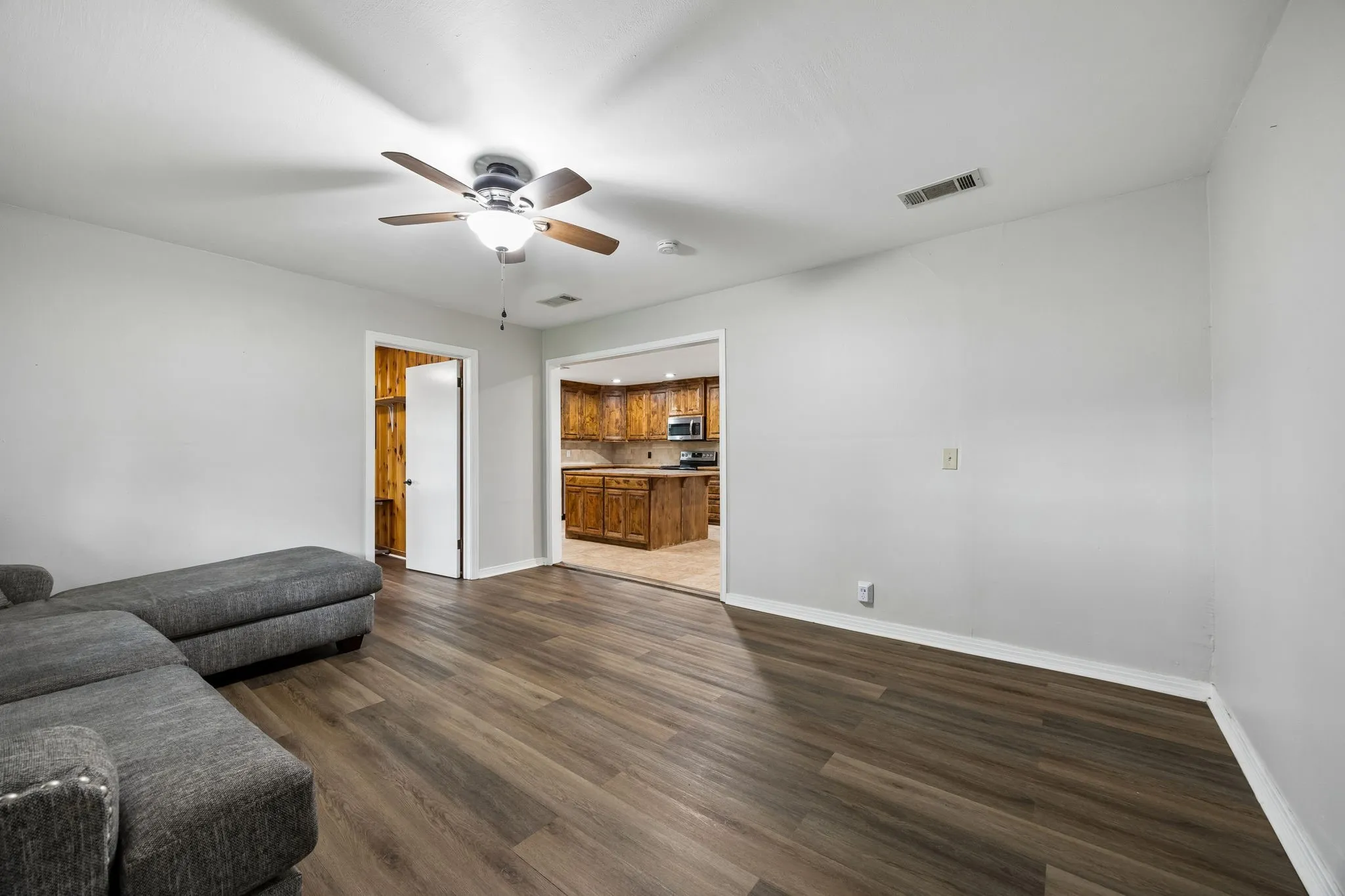 Single Family Residence For Sale in Van Zandt County , 597 E Main Street, Van, Texas 75790, 3 Bedroom, 2 Bathroom, Garage spaces, 1,984 Sqft, built in 1959, Preowned, mls#21220861, Real Estate Agent in Van, Homes For Sale in Van Zandt county, Homes For Sale in Van, Realtor in Van Texas, Real Estate Brokerage Independent Realty Texas, Luminita Cordes Realtor
