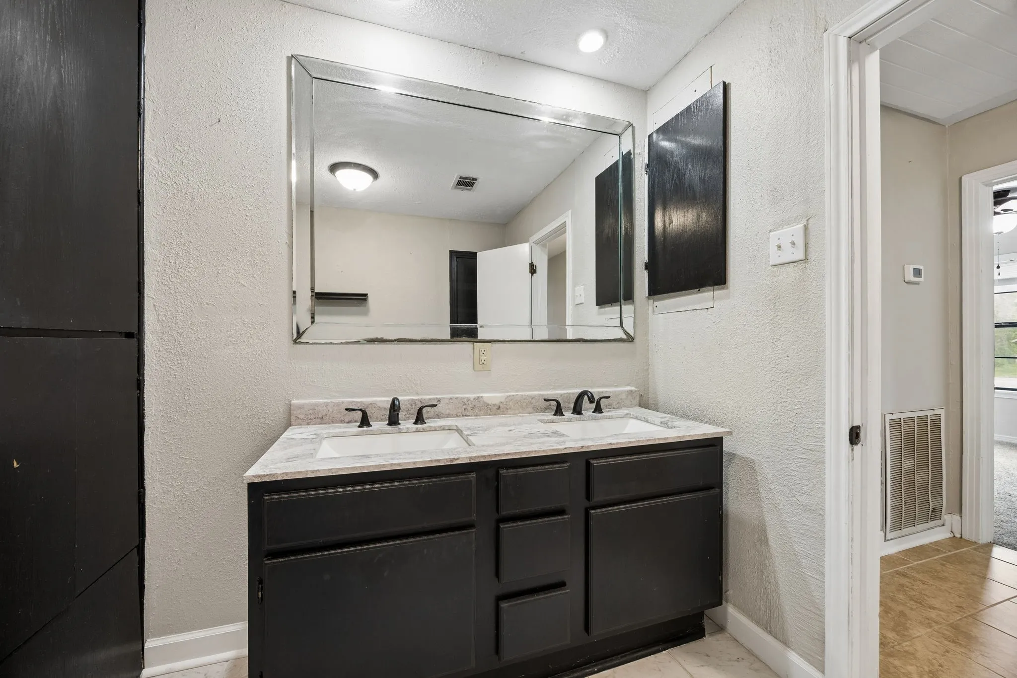 Single Family Residence For Sale in Van Zandt County , 597 E Main Street, Van, Texas 75790, 3 Bedroom, 2 Bathroom, Garage spaces, 1,984 Sqft, built in 1959, Preowned, mls#21220861, Real Estate Agent in Van, Homes For Sale in Van Zandt county, Homes For Sale in Van, Realtor in Van Texas, Real Estate Brokerage Independent Realty Texas, Luminita Cordes Realtor