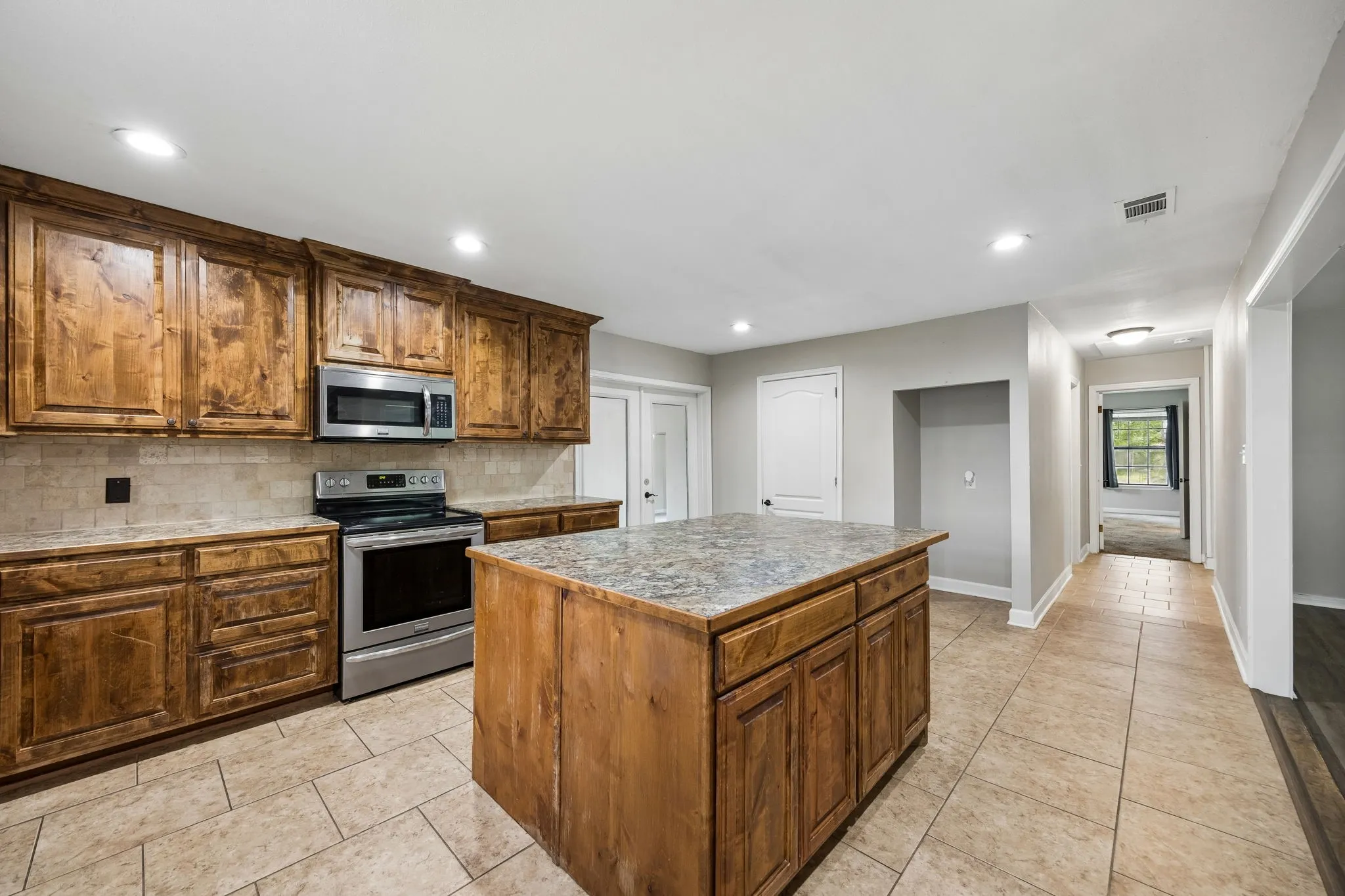Single Family Residence For Sale in Van Zandt County , 597 E Main Street, Van, Texas 75790, 3 Bedroom, 2 Bathroom, Garage spaces, 1,984 Sqft, built in 1959, Preowned, mls#21220861, Real Estate Agent in Van, Homes For Sale in Van Zandt county, Homes For Sale in Van, Realtor in Van Texas, Real Estate Brokerage Independent Realty Texas, Luminita Cordes Realtor