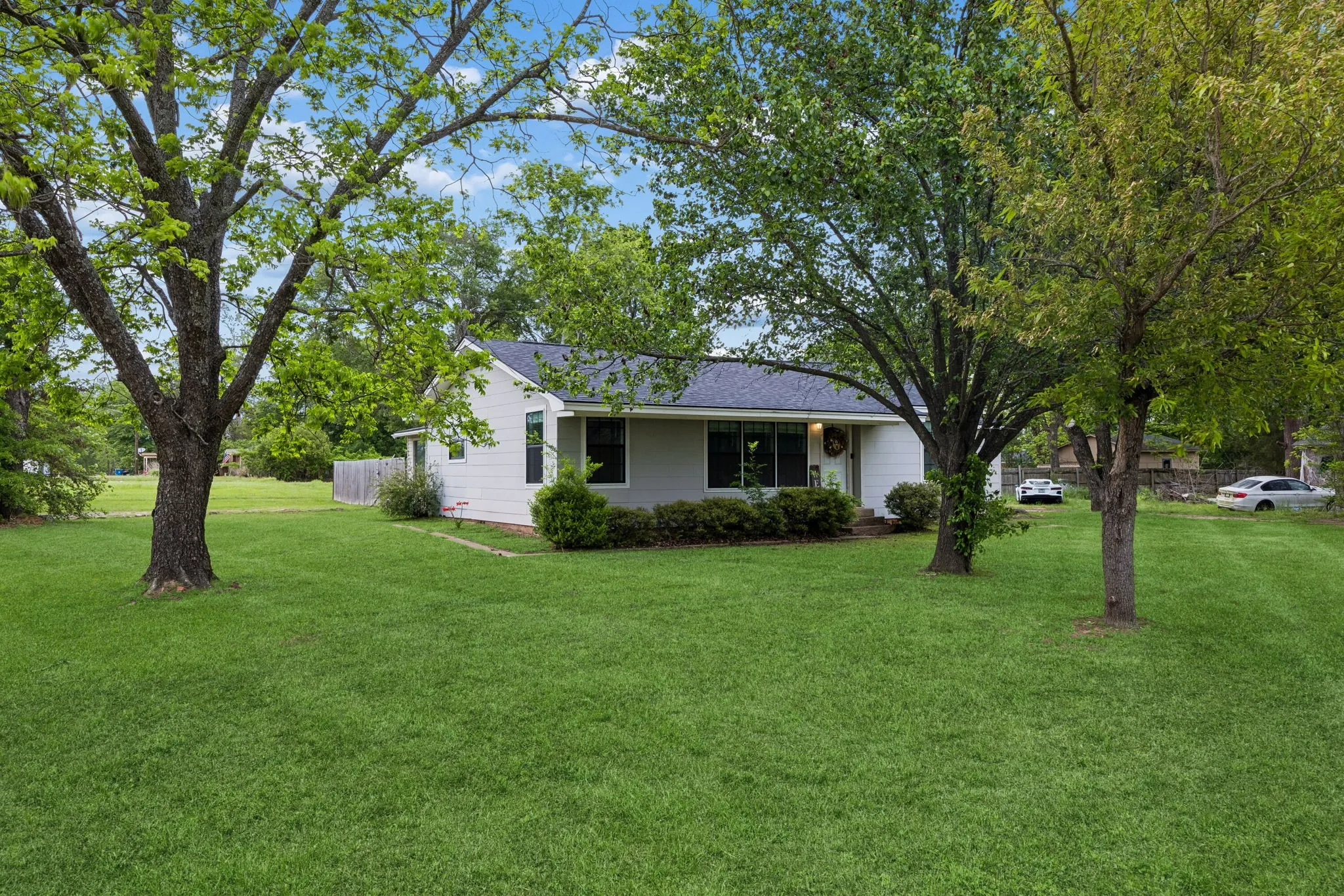 Single Family Residence For Sale in Van Zandt County , 597 E Main Street, Van, Texas 75790, 3 Bedroom, 2 Bathroom, Garage spaces, 1,984 Sqft, built in 1959, Preowned, mls#21220861, Real Estate Agent in Van, Homes For Sale in Van Zandt county, Homes For Sale in Van, Realtor in Van Texas, Real Estate Brokerage Independent Realty Texas, Luminita Cordes Realtor