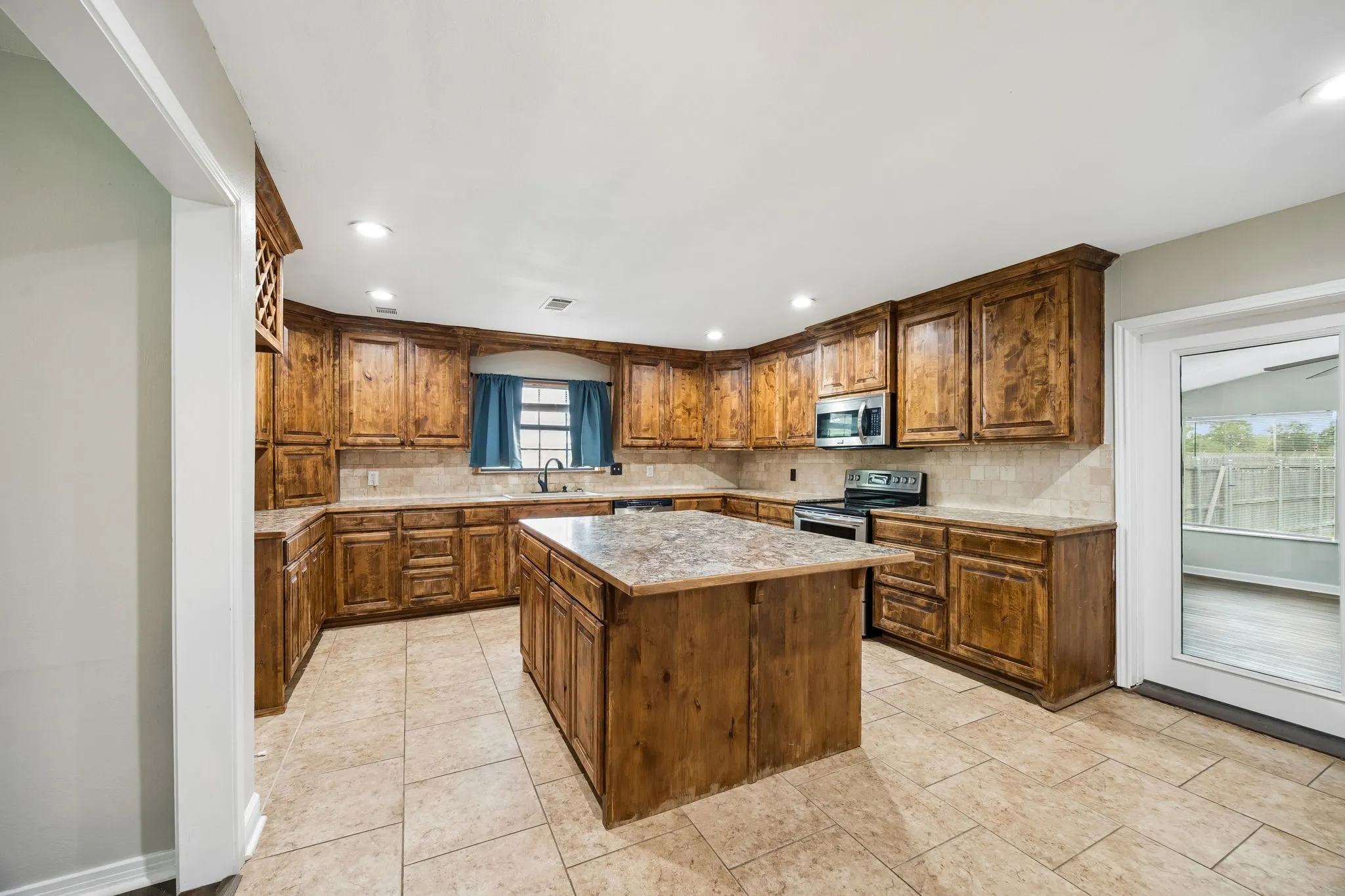 Single Family Residence For Sale in Van Zandt County , 597 E Main Street, Van, Texas 75790, 3 Bedroom, 2 Bathroom, Garage spaces, 1,984 Sqft, built in 1959, Preowned, mls#21220861, Real Estate Agent in Van, Homes For Sale in Van Zandt county, Homes For Sale in Van, Realtor in Van Texas, Real Estate Brokerage Independent Realty Texas, Luminita Cordes Realtor