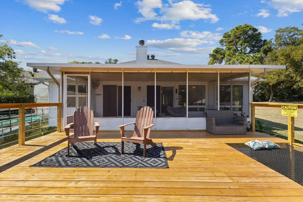 Single Family Residence For Sale in Henderson County , 124 Peninsula Point Terrace, Mabank, Texas 75156, 3 Bedroom, 2 Bathroom, 2 Garage spaces, 1,632 Sqft, built in 1998, mls#21240134, Real Estate Agent in Mabank, Homes For Sale in Henderson county, Homes For Sale in Mabank, Realtor in Mabank Texas, Real Estate Brokerage Independent Realty Texas, Luminita Cordes Realtor