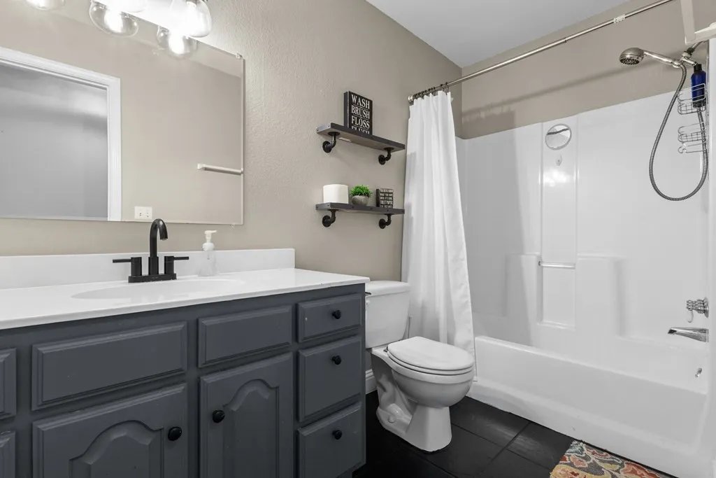 Single Family Residence For Sale in Henderson County , 124 Peninsula Point Terrace, Mabank, Texas 75156, 3 Bedroom, 2 Bathroom, 2 Garage spaces, 1,632 Sqft, built in 1998, mls#21240134, Real Estate Agent in Mabank, Homes For Sale in Henderson county, Homes For Sale in Mabank, Realtor in Mabank Texas, Real Estate Brokerage Independent Realty Texas, Luminita Cordes Realtor