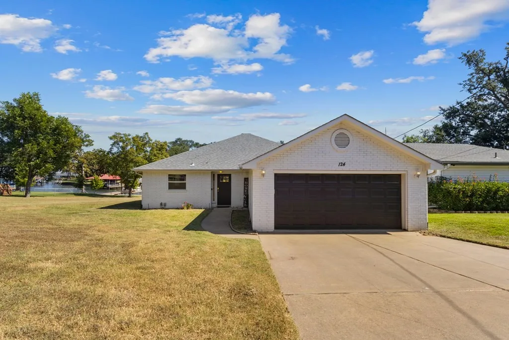 Single Family Residence For Sale in Henderson County , 124 Peninsula Point Terrace, Mabank, Texas 75156, 3 Bedroom, 2 Bathroom, 2 Garage spaces, 1,632 Sqft, built in 1998, mls#21240134, Real Estate Agent in Mabank, Homes For Sale in Henderson county, Homes For Sale in Mabank, Realtor in Mabank Texas, Real Estate Brokerage Independent Realty Texas, Luminita Cordes Realtor
