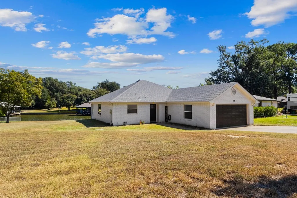 Single Family Residence For Sale in Henderson County , 124 Peninsula Point Terrace, Mabank, Texas 75156, 3 Bedroom, 2 Bathroom, 2 Garage spaces, 1,632 Sqft, built in 1998, mls#21240134, Real Estate Agent in Mabank, Homes For Sale in Henderson county, Homes For Sale in Mabank, Realtor in Mabank Texas, Real Estate Brokerage Independent Realty Texas, Luminita Cordes Realtor