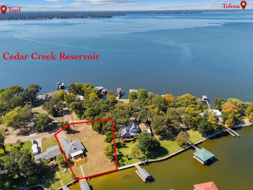 Single Family Residence For Sale in Henderson County , 124 Peninsula Point Terrace, Mabank, Texas 75156, 3 Bedroom, 2 Bathroom, 2 Garage spaces, 1,632 Sqft, built in 1998, mls#21240134, Real Estate Agent in Mabank, Homes For Sale in Henderson county, Homes For Sale in Mabank, Realtor in Mabank Texas, Real Estate Brokerage Independent Realty Texas, Luminita Cordes Realtor