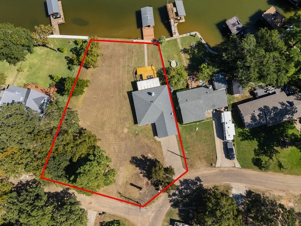 Single Family Residence For Sale in Henderson County , 124 Peninsula Point Terrace, Mabank, Texas 75156, 3 Bedroom, 2 Bathroom, 2 Garage spaces, 1,632 Sqft, built in 1998, mls#21240134, Real Estate Agent in Mabank, Homes For Sale in Henderson county, Homes For Sale in Mabank, Realtor in Mabank Texas, Real Estate Brokerage Independent Realty Texas, Luminita Cordes Realtor