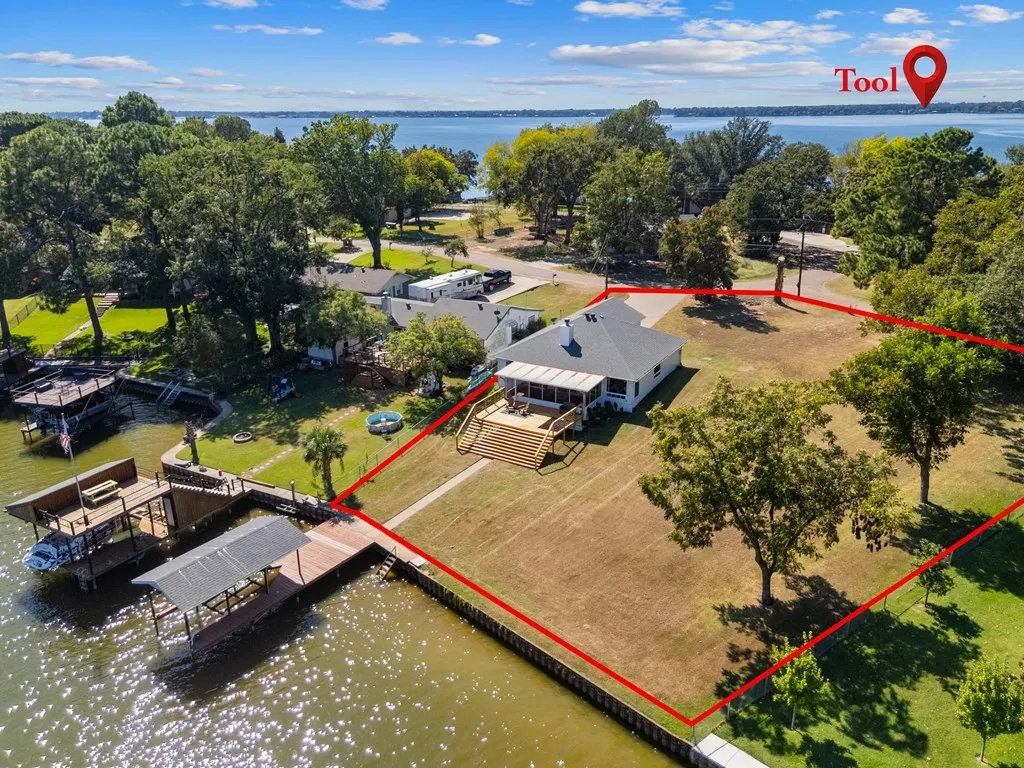 Single Family Residence For Sale in Henderson County , 124 Peninsula Point Terrace, Mabank, Texas 75156, 3 Bedroom, 2 Bathroom, 2 Garage spaces, 1,632 Sqft, built in 1998, mls#21240134, Real Estate Agent in Mabank, Homes For Sale in Henderson county, Homes For Sale in Mabank, Realtor in Mabank Texas, Real Estate Brokerage Independent Realty Texas, Luminita Cordes Realtor