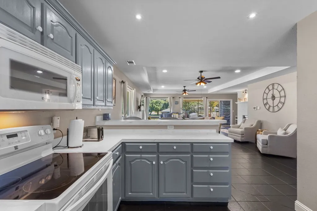 Single Family Residence For Sale in Henderson County , 124 Peninsula Point Terrace, Mabank, Texas 75156, 3 Bedroom, 2 Bathroom, 2 Garage spaces, 1,632 Sqft, built in 1998, mls#21240134, Real Estate Agent in Mabank, Homes For Sale in Henderson county, Homes For Sale in Mabank, Realtor in Mabank Texas, Real Estate Brokerage Independent Realty Texas, Luminita Cordes Realtor
