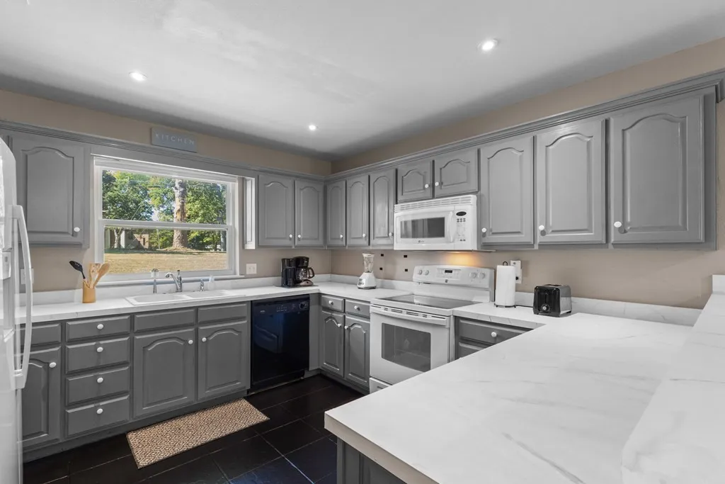 Single Family Residence For Sale in Henderson County , 124 Peninsula Point Terrace, Mabank, Texas 75156, 3 Bedroom, 2 Bathroom, 2 Garage spaces, 1,632 Sqft, built in 1998, mls#21240134, Real Estate Agent in Mabank, Homes For Sale in Henderson county, Homes For Sale in Mabank, Realtor in Mabank Texas, Real Estate Brokerage Independent Realty Texas, Luminita Cordes Realtor