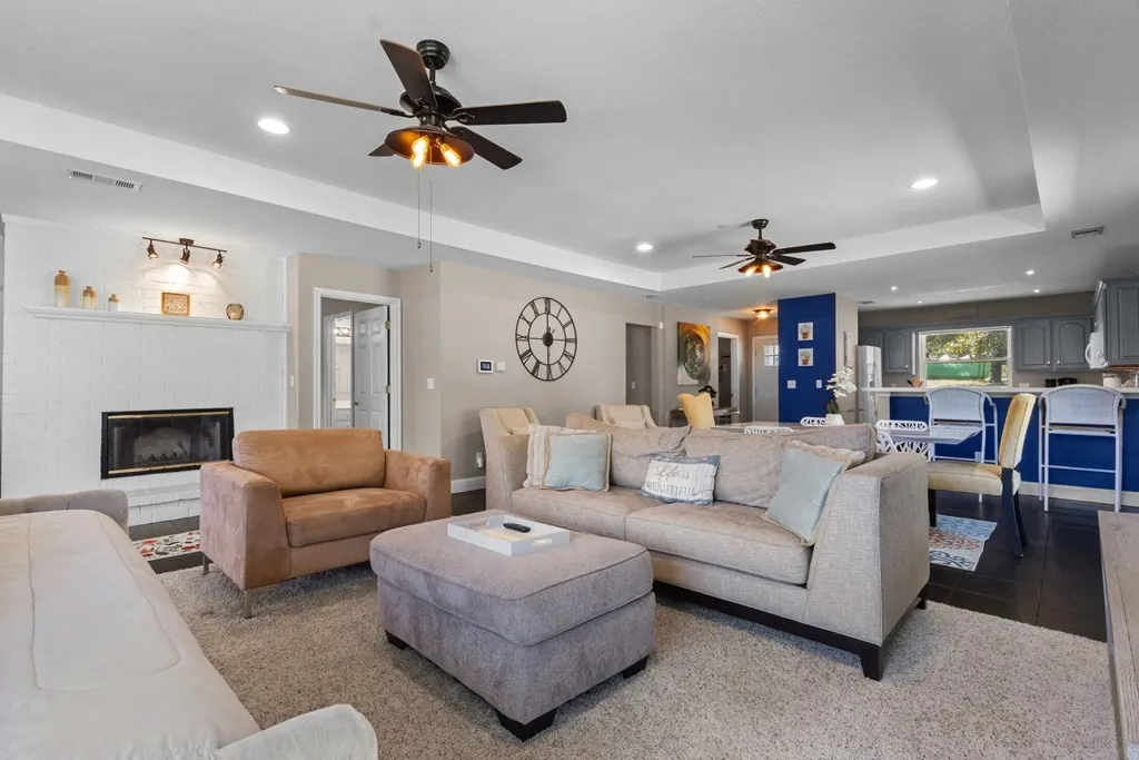 Single Family Residence For Sale in Henderson County , 124 Peninsula Point Terrace, Mabank, Texas 75156, 3 Bedroom, 2 Bathroom, 2 Garage spaces, 1,632 Sqft, built in 1998, mls#21240134, Real Estate Agent in Mabank, Homes For Sale in Henderson county, Homes For Sale in Mabank, Realtor in Mabank Texas, Real Estate Brokerage Independent Realty Texas, Luminita Cordes Realtor