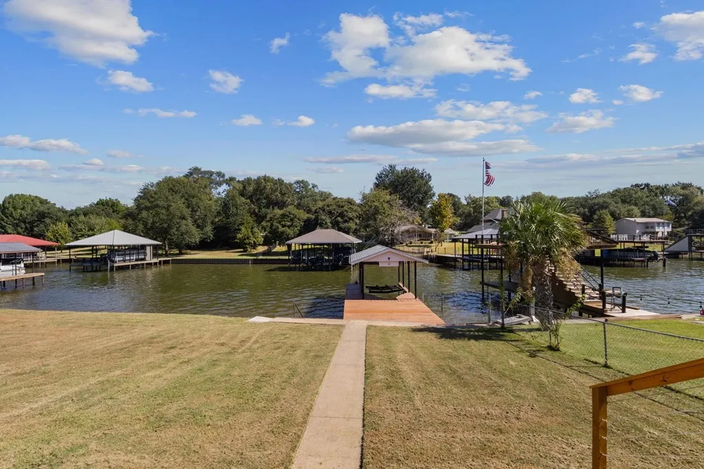 Single Family Residence For Sale in Henderson County , 124 Peninsula Point Terrace, Mabank, Texas 75156, 3 Bedroom, 2 Bathroom, 2 Garage spaces, 1,632 Sqft, built in 1998, mls#21240134, Real Estate Agent in Mabank, Homes For Sale in Henderson county, Homes For Sale in Mabank, Realtor in Mabank Texas, Real Estate Brokerage Independent Realty Texas, Luminita Cordes Realtor