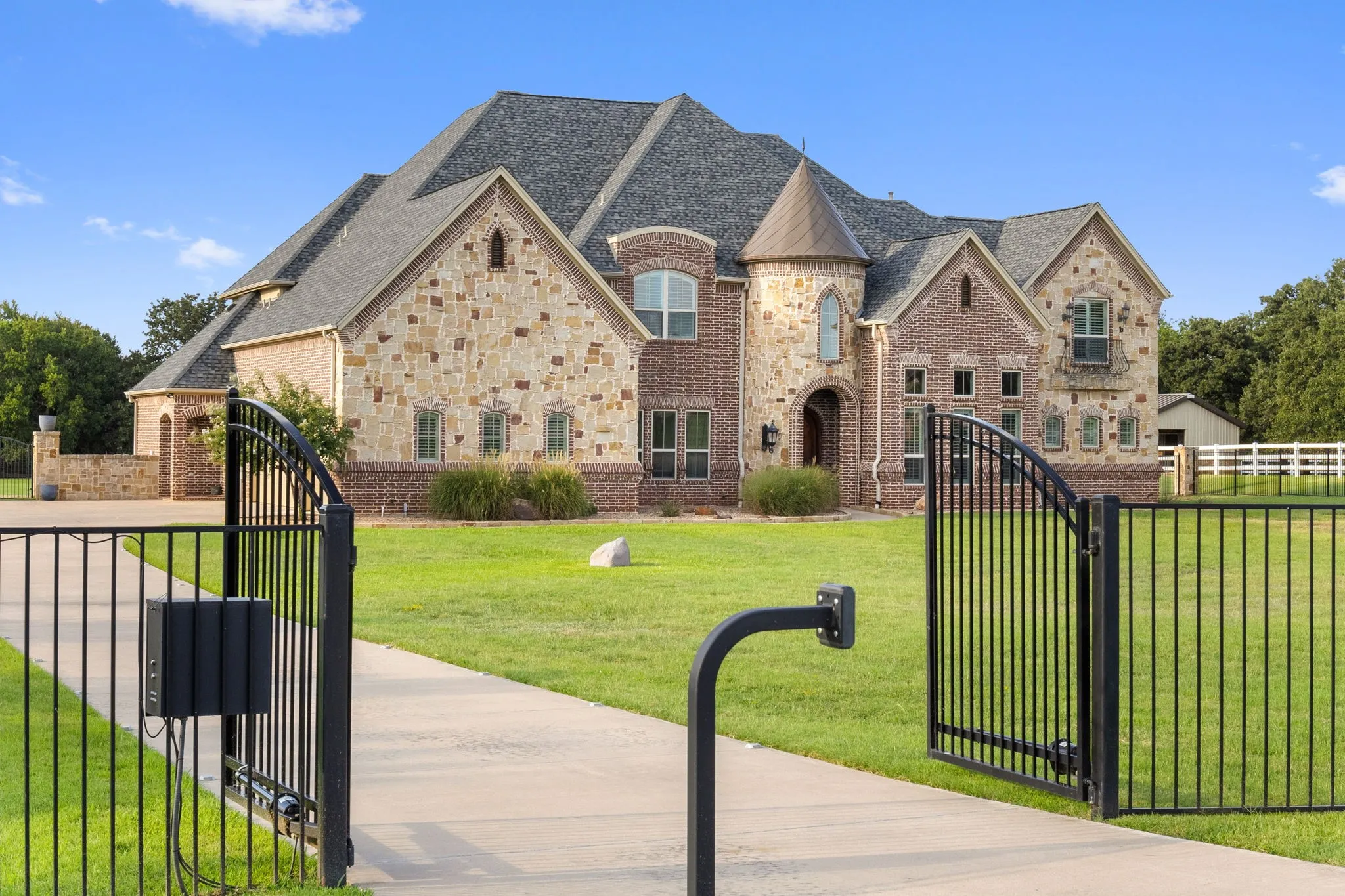 Single Family Residence For Sale in Denton County , 1311 Appaloosa Circle, Bartonville, Texas 76226, 5 Bedroom, 6 Bathroom, 3 Garage spaces, 5,505 Sqft, built in 2010, Price $1,925,000, mls#21239924, Real Estate Agent in Bartonville, Homes For Sale in Denton county, Homes For Sale in Bartonville, Realtor in Bartonville Texas, Real Estate Brokerage Independent Realty Texas, Luminita Cordes Realtor