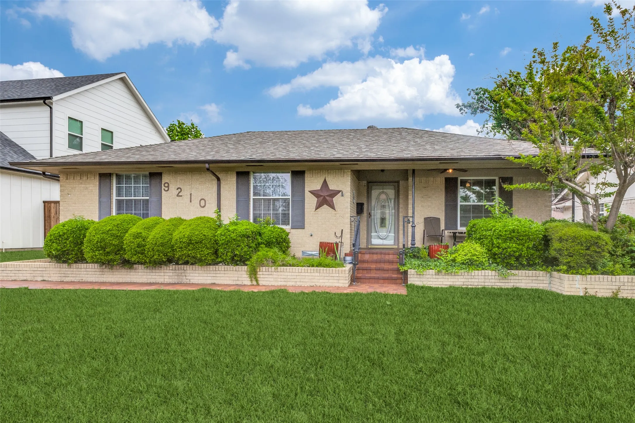 Single Family Residence For Rent in Dallas County , 9210 Larchwood Drive, Dallas, Texas 75238, 3 Bedroom, 2 Bathroom, 2 Garage spaces, 1,598 Sqft, built in 1956, Preowned, Price $2,750, mls#21239115, Real Estate Agent in Dallas, Homes For Rent in Dallas county, Homes For Rent in Dallas, Realtor in Dallas Texas, Real Estate Brokerage Independent Realty Texas, Luminita Cordes Realtor