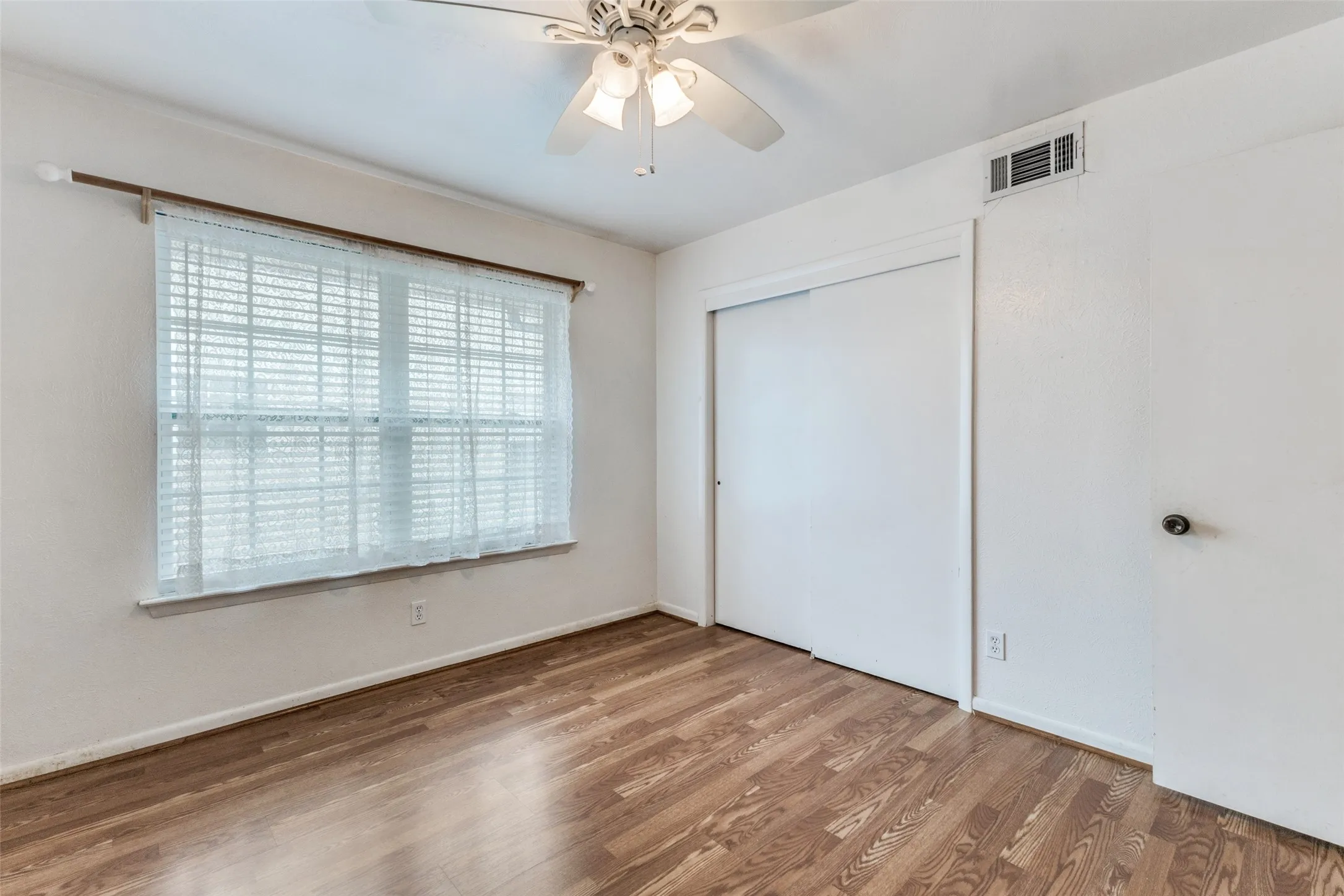 Single Family Residence For Rent in Dallas County , 9210 Larchwood Drive, Dallas, Texas 75238, 3 Bedroom, 2 Bathroom, 2 Garage spaces, 1,598 Sqft, built in 1956, Preowned, Price $2,750, mls#21239115, Real Estate Agent in Dallas, Homes For Rent in Dallas county, Homes For Rent in Dallas, Realtor in Dallas Texas, Real Estate Brokerage Independent Realty Texas, Luminita Cordes Realtor