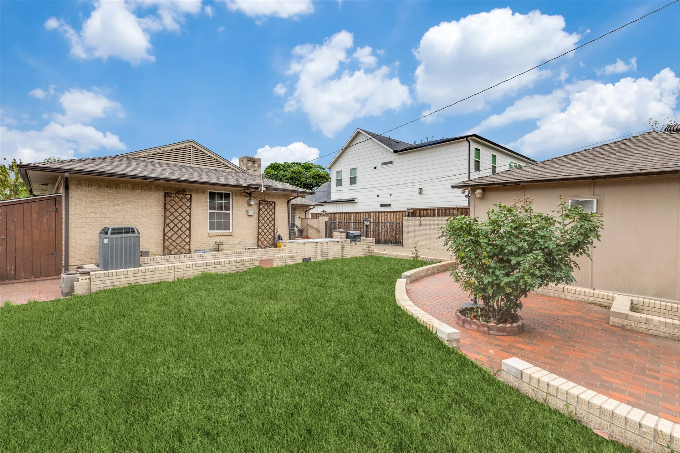 Single Family Residence For Rent in Dallas County , 9210 Larchwood Drive, Dallas, Texas 75238, 3 Bedroom, 2 Bathroom, 2 Garage spaces, 1,598 Sqft, built in 1956, Preowned, Price $2,750, mls#21239115, Real Estate Agent in Dallas, Homes For Rent in Dallas county, Homes For Rent in Dallas, Realtor in Dallas Texas, Real Estate Brokerage Independent Realty Texas, Luminita Cordes Realtor
