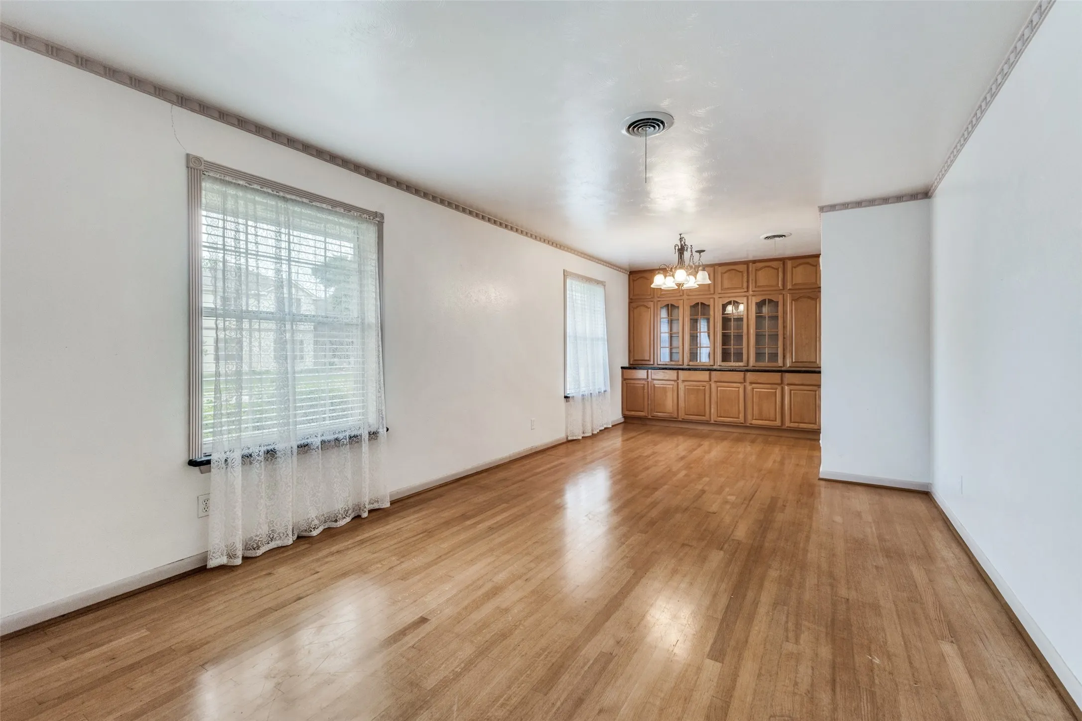 Single Family Residence For Rent in Dallas County , 9210 Larchwood Drive, Dallas, Texas 75238, 3 Bedroom, 2 Bathroom, 2 Garage spaces, 1,598 Sqft, built in 1956, Preowned, Price $2,750, mls#21239115, Real Estate Agent in Dallas, Homes For Rent in Dallas county, Homes For Rent in Dallas, Realtor in Dallas Texas, Real Estate Brokerage Independent Realty Texas, Luminita Cordes Realtor
