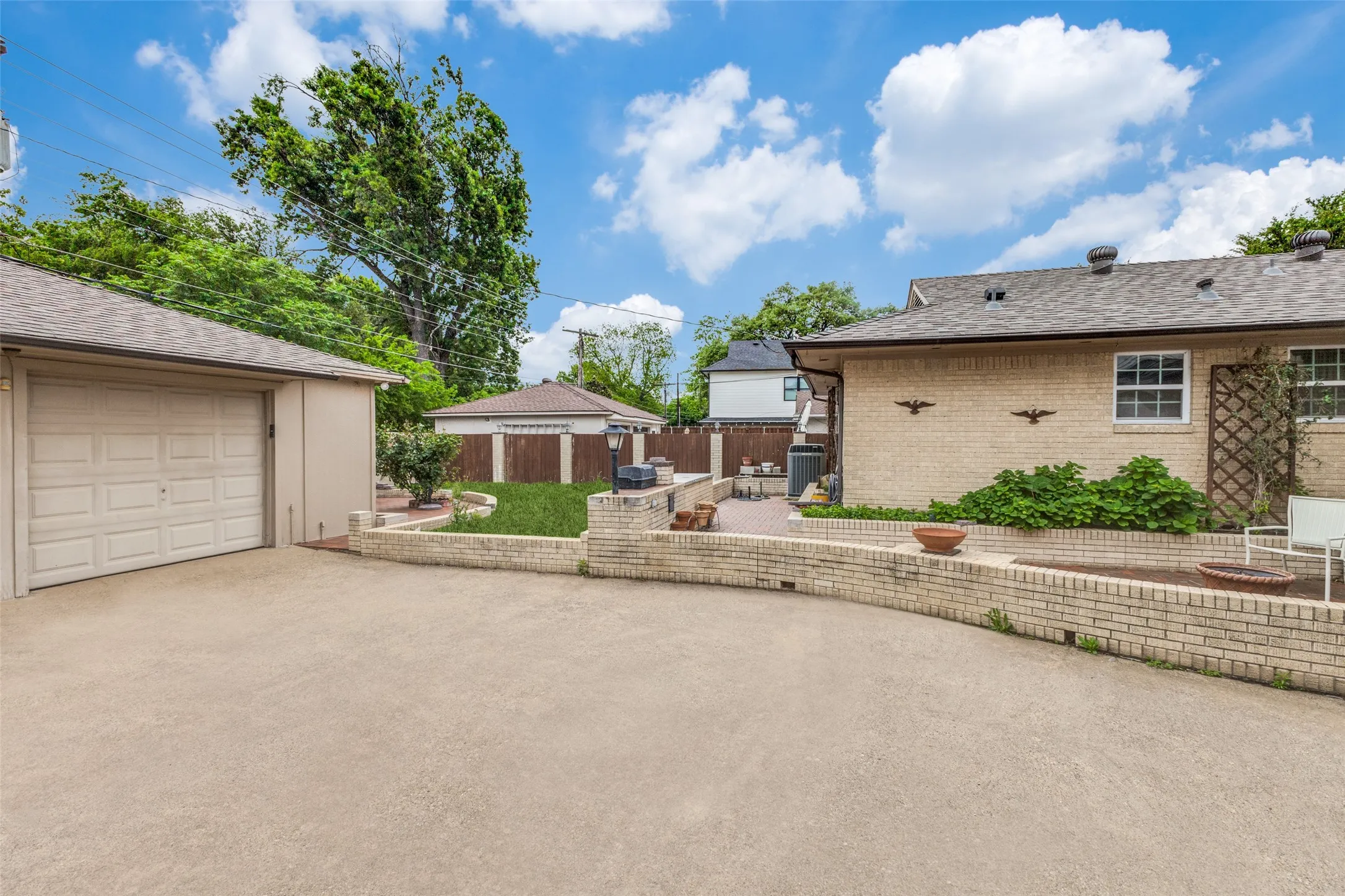 Single Family Residence For Rent in Dallas County , 9210 Larchwood Drive, Dallas, Texas 75238, 3 Bedroom, 2 Bathroom, 2 Garage spaces, 1,598 Sqft, built in 1956, Preowned, Price $2,750, mls#21239115, Real Estate Agent in Dallas, Homes For Rent in Dallas county, Homes For Rent in Dallas, Realtor in Dallas Texas, Real Estate Brokerage Independent Realty Texas, Luminita Cordes Realtor