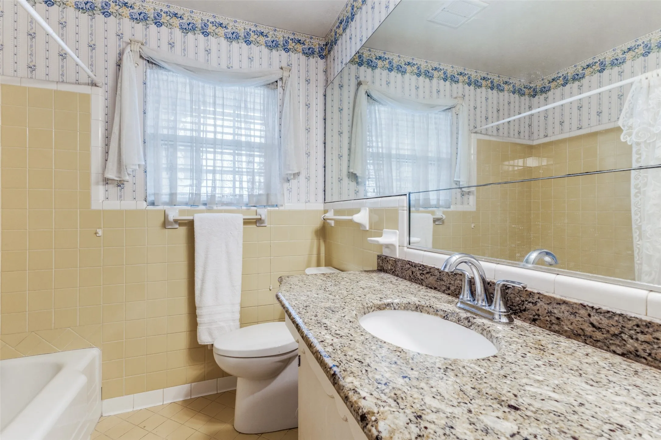 Single Family Residence For Rent in Dallas County , 9210 Larchwood Drive, Dallas, Texas 75238, 3 Bedroom, 2 Bathroom, 2 Garage spaces, 1,598 Sqft, built in 1956, Preowned, Price $2,750, mls#21239115, Real Estate Agent in Dallas, Homes For Rent in Dallas county, Homes For Rent in Dallas, Realtor in Dallas Texas, Real Estate Brokerage Independent Realty Texas, Luminita Cordes Realtor