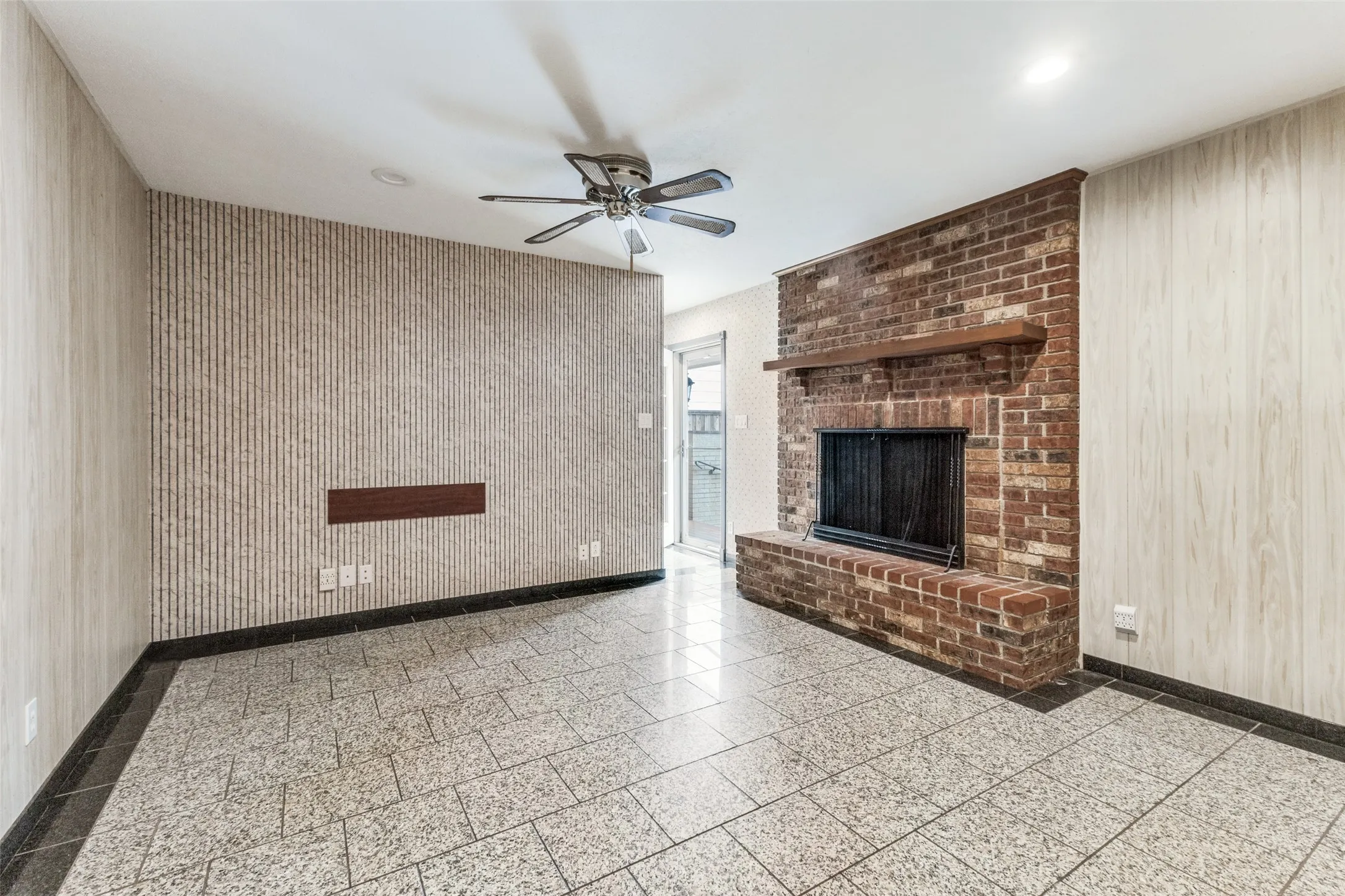 Single Family Residence For Rent in Dallas County , 9210 Larchwood Drive, Dallas, Texas 75238, 3 Bedroom, 2 Bathroom, 2 Garage spaces, 1,598 Sqft, built in 1956, Preowned, Price $2,750, mls#21239115, Real Estate Agent in Dallas, Homes For Rent in Dallas county, Homes For Rent in Dallas, Realtor in Dallas Texas, Real Estate Brokerage Independent Realty Texas, Luminita Cordes Realtor