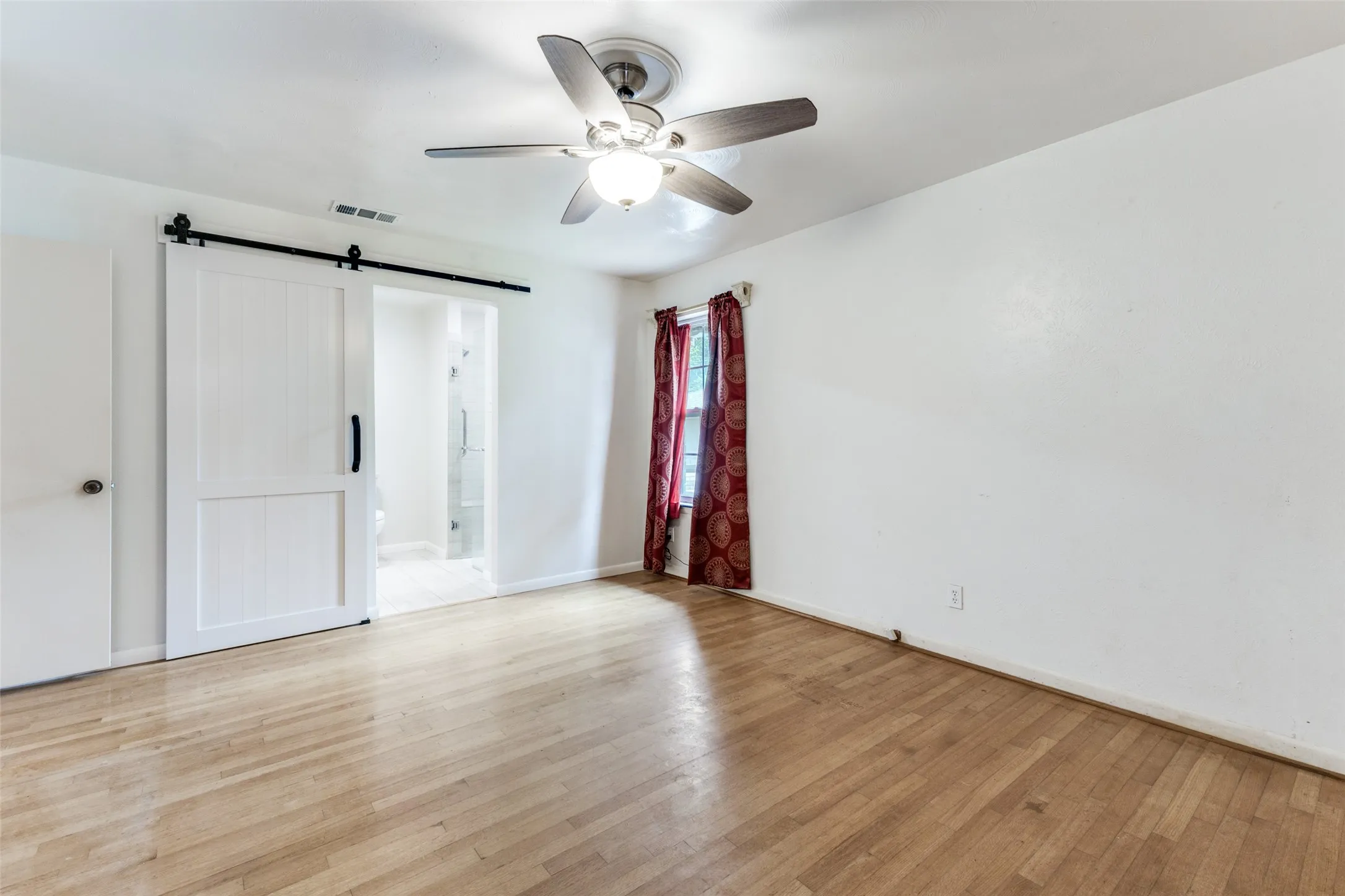 Single Family Residence For Rent in Dallas County , 9210 Larchwood Drive, Dallas, Texas 75238, 3 Bedroom, 2 Bathroom, 2 Garage spaces, 1,598 Sqft, built in 1956, Preowned, Price $2,750, mls#21239115, Real Estate Agent in Dallas, Homes For Rent in Dallas county, Homes For Rent in Dallas, Realtor in Dallas Texas, Real Estate Brokerage Independent Realty Texas, Luminita Cordes Realtor