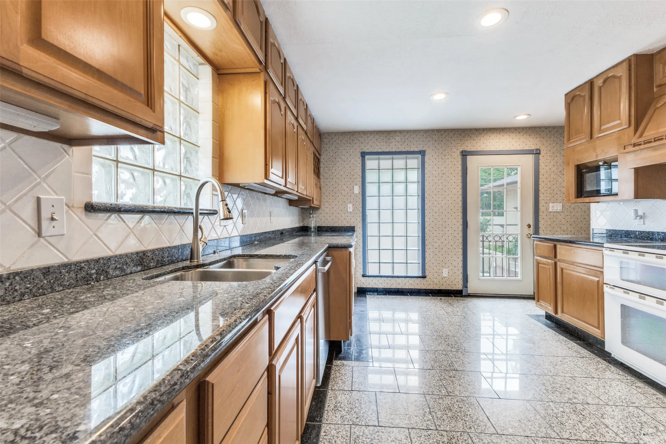 Single Family Residence For Rent in Dallas County , 9210 Larchwood Drive, Dallas, Texas 75238, 3 Bedroom, 2 Bathroom, 2 Garage spaces, 1,598 Sqft, built in 1956, Preowned, Price $2,750, mls#21239115, Real Estate Agent in Dallas, Homes For Rent in Dallas county, Homes For Rent in Dallas, Realtor in Dallas Texas, Real Estate Brokerage Independent Realty Texas, Luminita Cordes Realtor