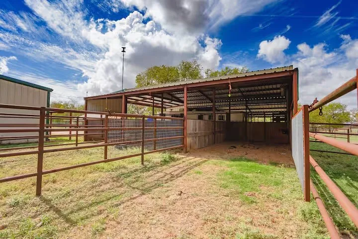 Single Family Residence For Sale in Mc Lennan County , 107 Camino Del Rosas, Woodway, Texas 76712, 3 Bedroom, 2 Bathroom, 2 Garage spaces, 1,276 Sqft, built in 1983, Preowned, mls#21237236, Real Estate Agent in Woodway, Homes For Sale in Mc Lennan county, Homes For Sale in Woodway, Realtor in Woodway Texas, Real Estate Brokerage Independent Realty Texas, Luminita Cordes Realtor