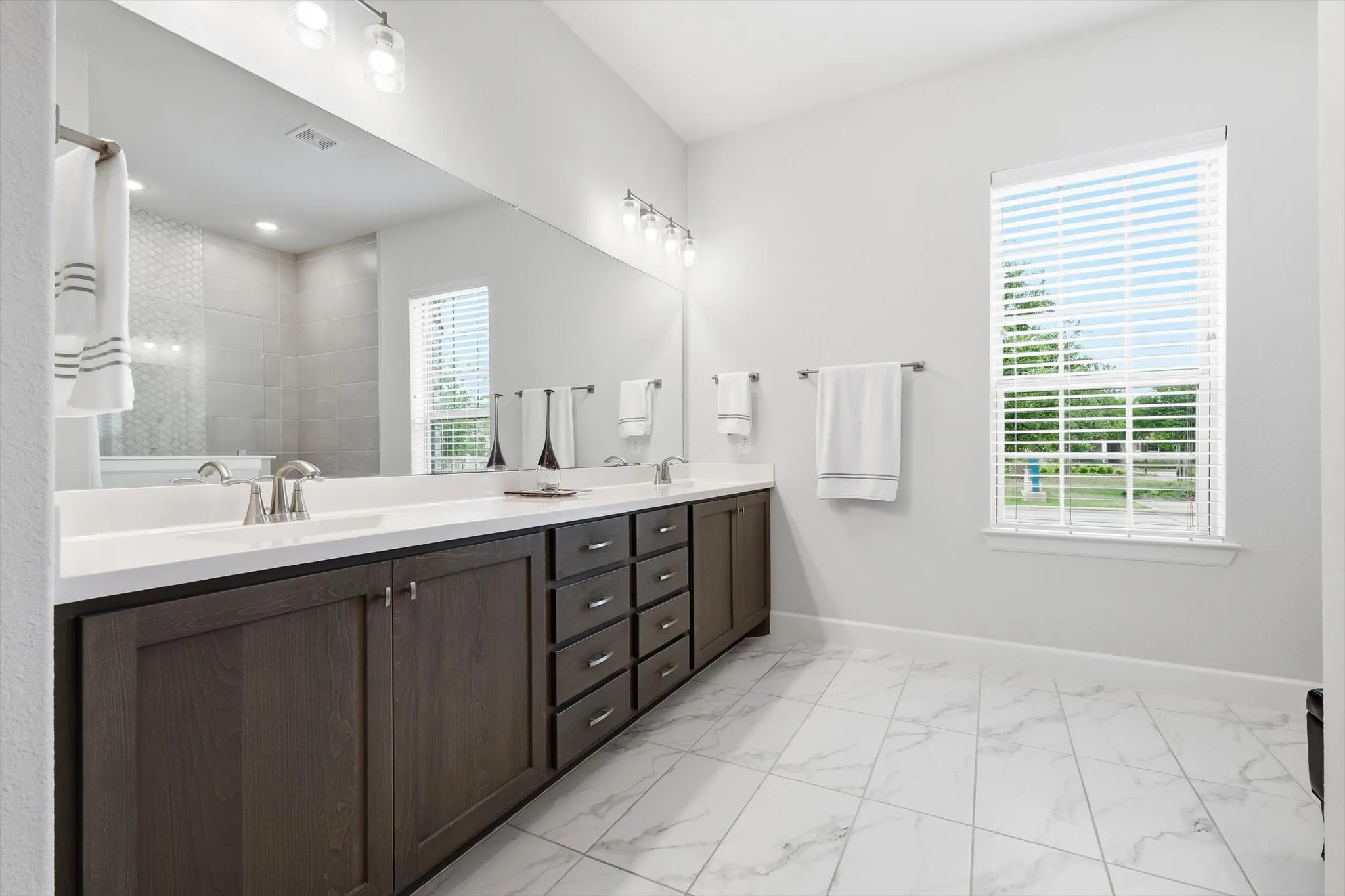 Single Family Residence For Sale in Tarrant County , 4817 Beaver Creek Drive, Arlington, Texas 76005, 2 Bedroom, 2 Bathroom, 2 Garage spaces, 2,264 Sqft, built in 2021, mls#21239532, Real Estate Agent in Arlington, Homes For Sale in Tarrant county, Homes For Sale in Arlington, Realtor in Arlington Texas, Real Estate Brokerage Independent Realty Texas, Luminita Cordes Realtor