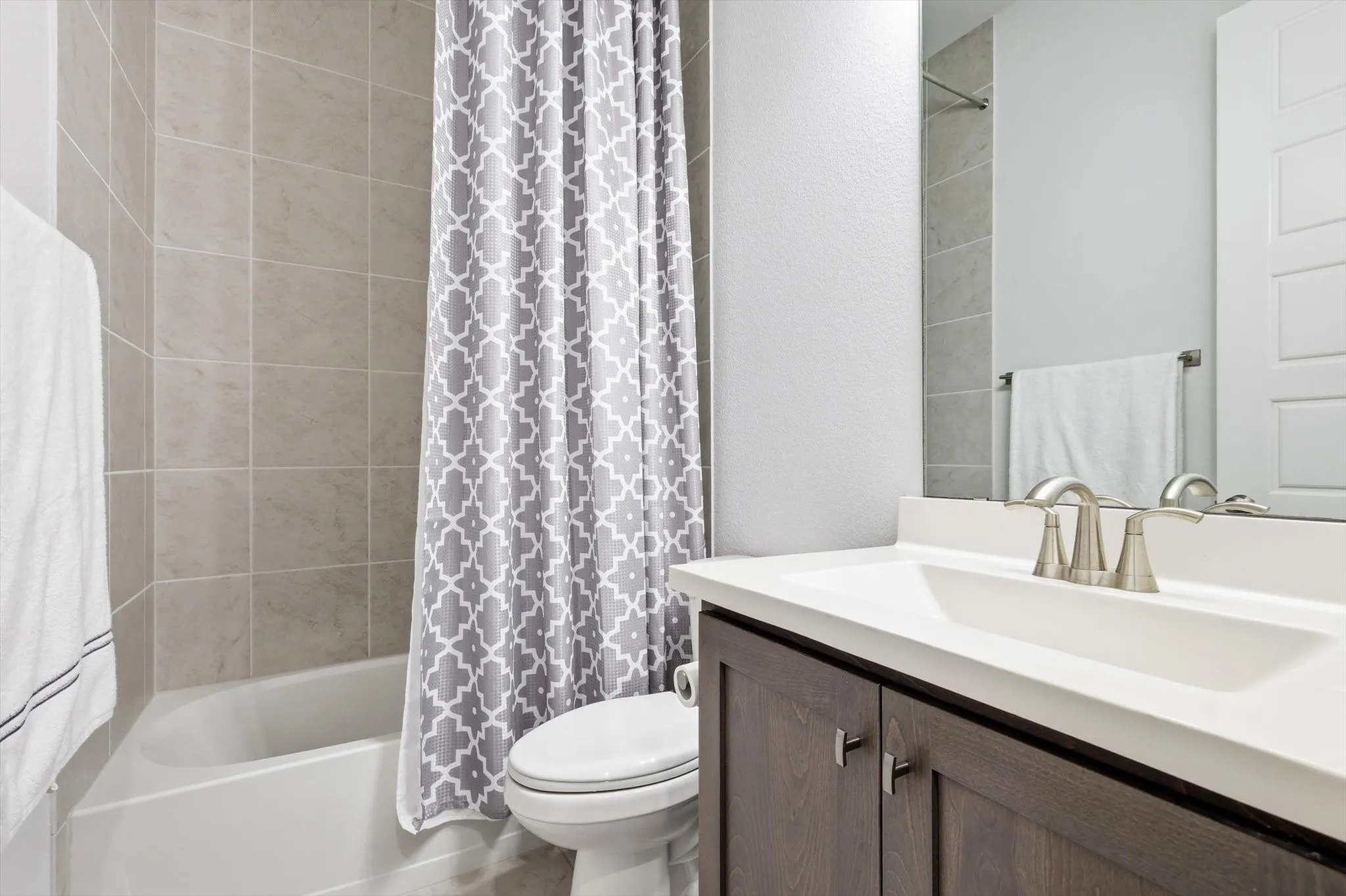 Single Family Residence For Sale in Tarrant County , 4817 Beaver Creek Drive, Arlington, Texas 76005, 2 Bedroom, 2 Bathroom, 2 Garage spaces, 2,264 Sqft, built in 2021, mls#21239532, Real Estate Agent in Arlington, Homes For Sale in Tarrant county, Homes For Sale in Arlington, Realtor in Arlington Texas, Real Estate Brokerage Independent Realty Texas, Luminita Cordes Realtor