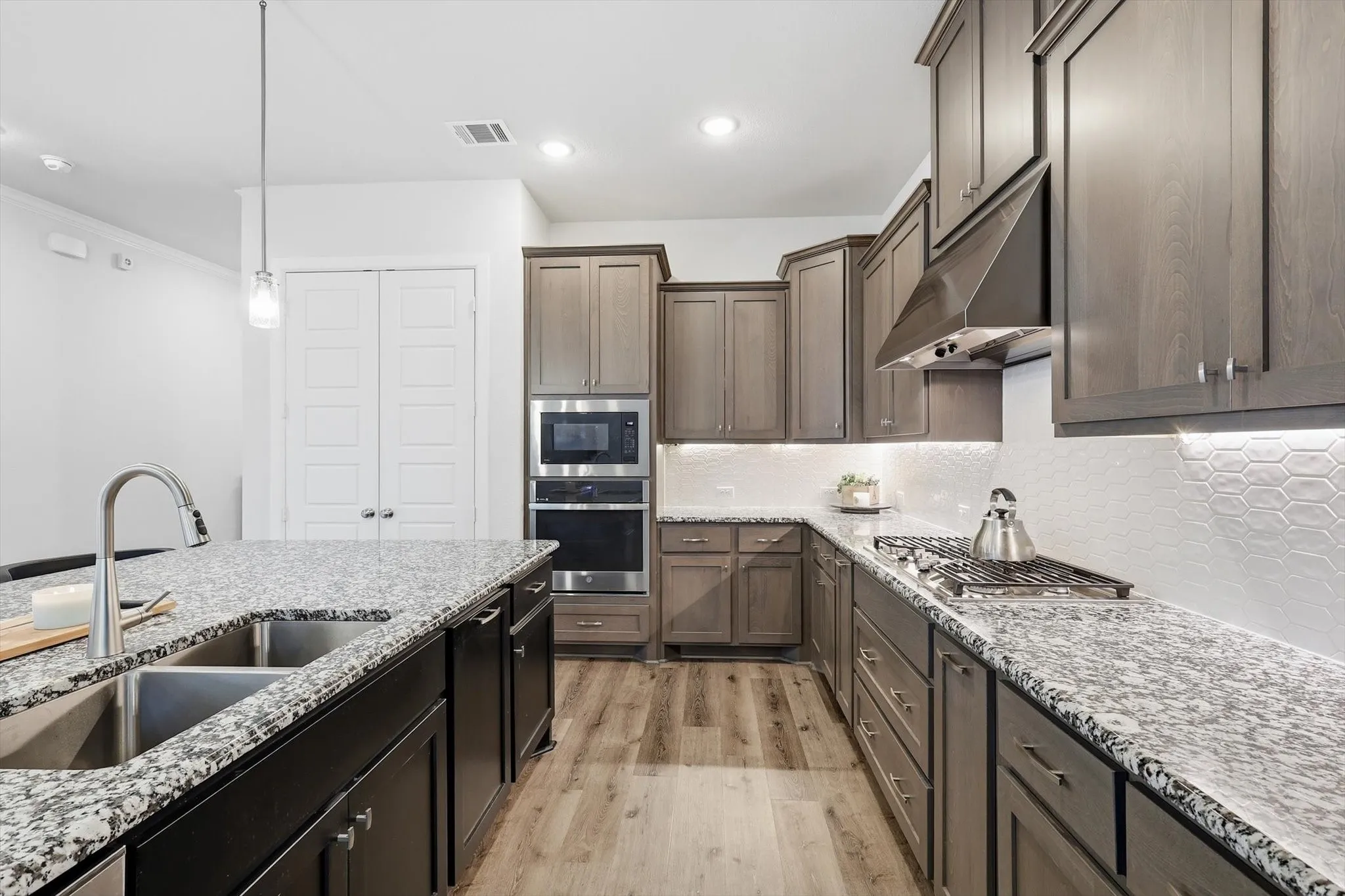 Single Family Residence For Sale in Tarrant County , 4817 Beaver Creek Drive, Arlington, Texas 76005, 2 Bedroom, 2 Bathroom, 2 Garage spaces, 2,264 Sqft, built in 2021, mls#21239532, Real Estate Agent in Arlington, Homes For Sale in Tarrant county, Homes For Sale in Arlington, Realtor in Arlington Texas, Real Estate Brokerage Independent Realty Texas, Luminita Cordes Realtor