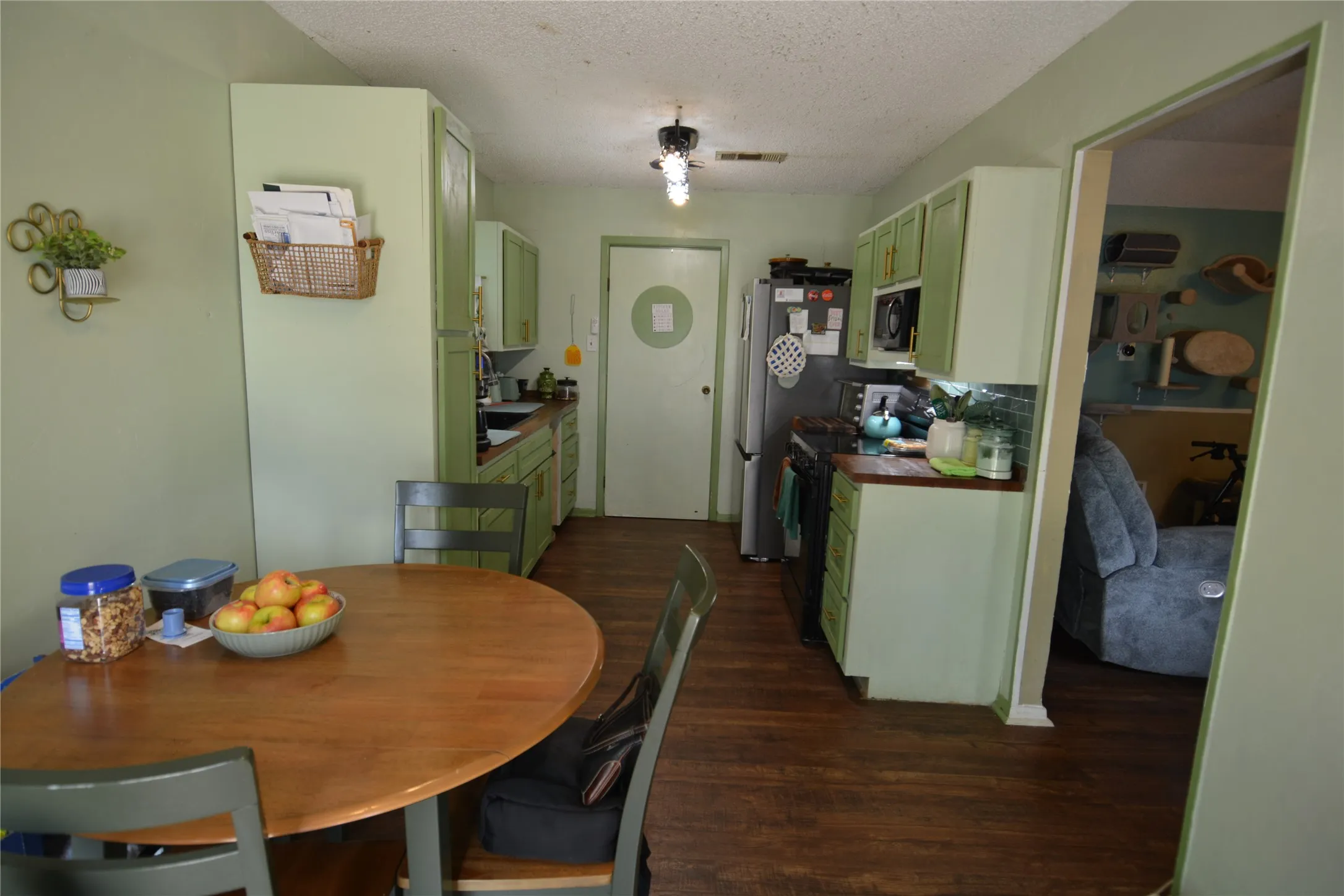 Single Family Residence For Sale in Johnson County , 1306 Clearfield Drive, Cleburne, Texas 76033, 4 Bedroom, 2 Bathroom, Garage spaces, 1,702 Sqft, built in 1986, mls#21240088, Real Estate Agent in Cleburne, Homes For Sale in Johnson county, Homes For Sale in Cleburne, Realtor in Cleburne Texas, Real Estate Brokerage Independent Realty Texas, Luminita Cordes Realtor
