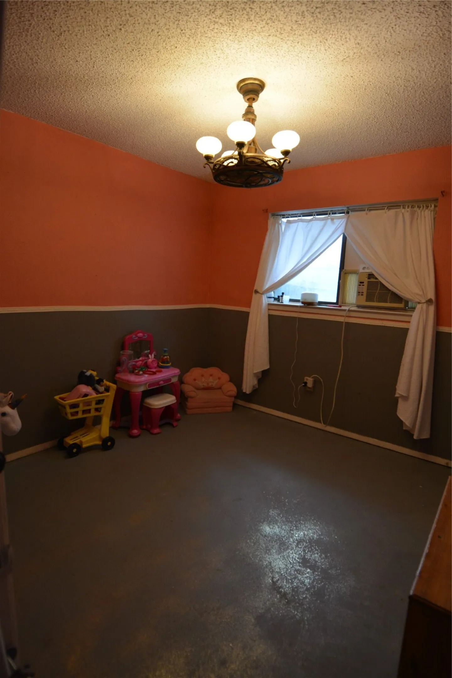 Single Family Residence For Sale in Johnson County , 1306 Clearfield Drive, Cleburne, Texas 76033, 4 Bedroom, 2 Bathroom, Garage spaces, 1,702 Sqft, built in 1986, mls#21240088, Real Estate Agent in Cleburne, Homes For Sale in Johnson county, Homes For Sale in Cleburne, Realtor in Cleburne Texas, Real Estate Brokerage Independent Realty Texas, Luminita Cordes Realtor