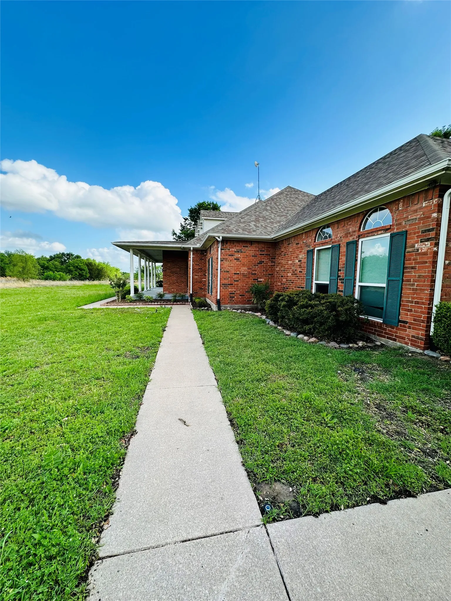 Single Family Residence For Sale in Kaufman County , 16547 State Highway 205, Terrell, Texas 75160, 4 Bedroom, 3 Bathroom, 2 Garage spaces, 3,089 Sqft, built in 2001, mls#21239642, Real Estate Agent in Terrell, Homes For Sale in Kaufman county, Homes For Sale in Terrell, Realtor in Terrell Texas, Real Estate Brokerage Independent Realty Texas, Luminita Cordes Realtor