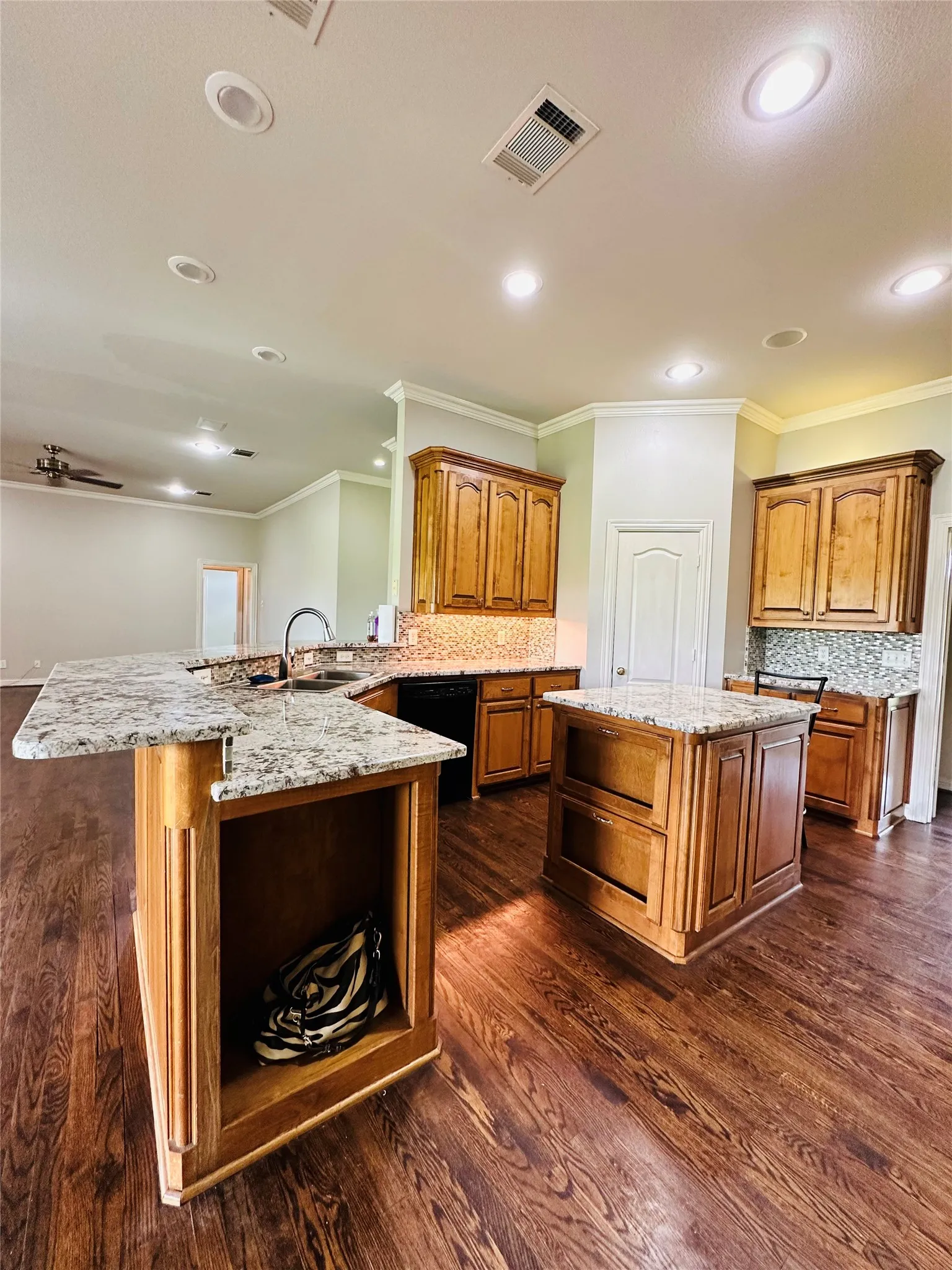 Single Family Residence For Sale in Kaufman County , 16547 State Highway 205, Terrell, Texas 75160, 4 Bedroom, 3 Bathroom, 2 Garage spaces, 3,089 Sqft, built in 2001, mls#21239642, Real Estate Agent in Terrell, Homes For Sale in Kaufman county, Homes For Sale in Terrell, Realtor in Terrell Texas, Real Estate Brokerage Independent Realty Texas, Luminita Cordes Realtor