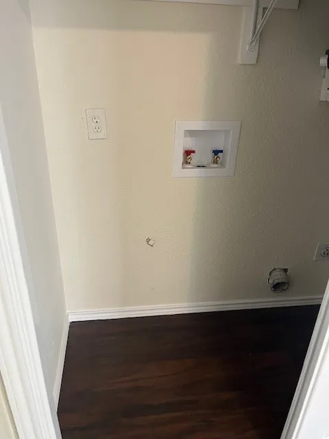 Apartment For Rent in Dallas County , 8127 Stonehurst Street 5, Dallas, Texas 75217, 2 Bedroom, 1 Bathroom, Garage spaces, 1,050 Sqft, built in 1987, Preowned, mls#21240317, Real Estate Agent in Dallas, Homes For Rent in Dallas county, Homes For Rent in Dallas, Realtor in Dallas Texas, Real Estate Brokerage Independent Realty Texas, Luminita Cordes Realtor
