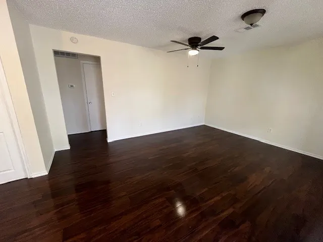 Apartment For Rent in Dallas County , 8127 Stonehurst Street 5, Dallas, Texas 75217, 2 Bedroom, 1 Bathroom, Garage spaces, 1,050 Sqft, built in 1987, Preowned, mls#21240317, Real Estate Agent in Dallas, Homes For Rent in Dallas county, Homes For Rent in Dallas, Realtor in Dallas Texas, Real Estate Brokerage Independent Realty Texas, Luminita Cordes Realtor