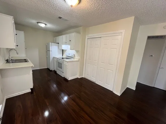 Apartment For Rent in Dallas County , 8127 Stonehurst Street 5, Dallas, Texas 75217, 2 Bedroom, 1 Bathroom, Garage spaces, 1,050 Sqft, built in 1987, Preowned, mls#21240317, Real Estate Agent in Dallas, Homes For Rent in Dallas county, Homes For Rent in Dallas, Realtor in Dallas Texas, Real Estate Brokerage Independent Realty Texas, Luminita Cordes Realtor