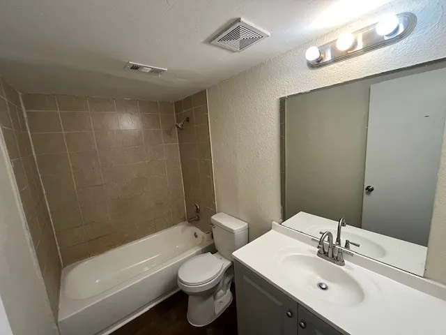 Apartment For Rent in Dallas County , 8127 Stonehurst Street 5, Dallas, Texas 75217, 2 Bedroom, 1 Bathroom, Garage spaces, 1,050 Sqft, built in 1987, Preowned, mls#21240317, Real Estate Agent in Dallas, Homes For Rent in Dallas county, Homes For Rent in Dallas, Realtor in Dallas Texas, Real Estate Brokerage Independent Realty Texas, Luminita Cordes Realtor